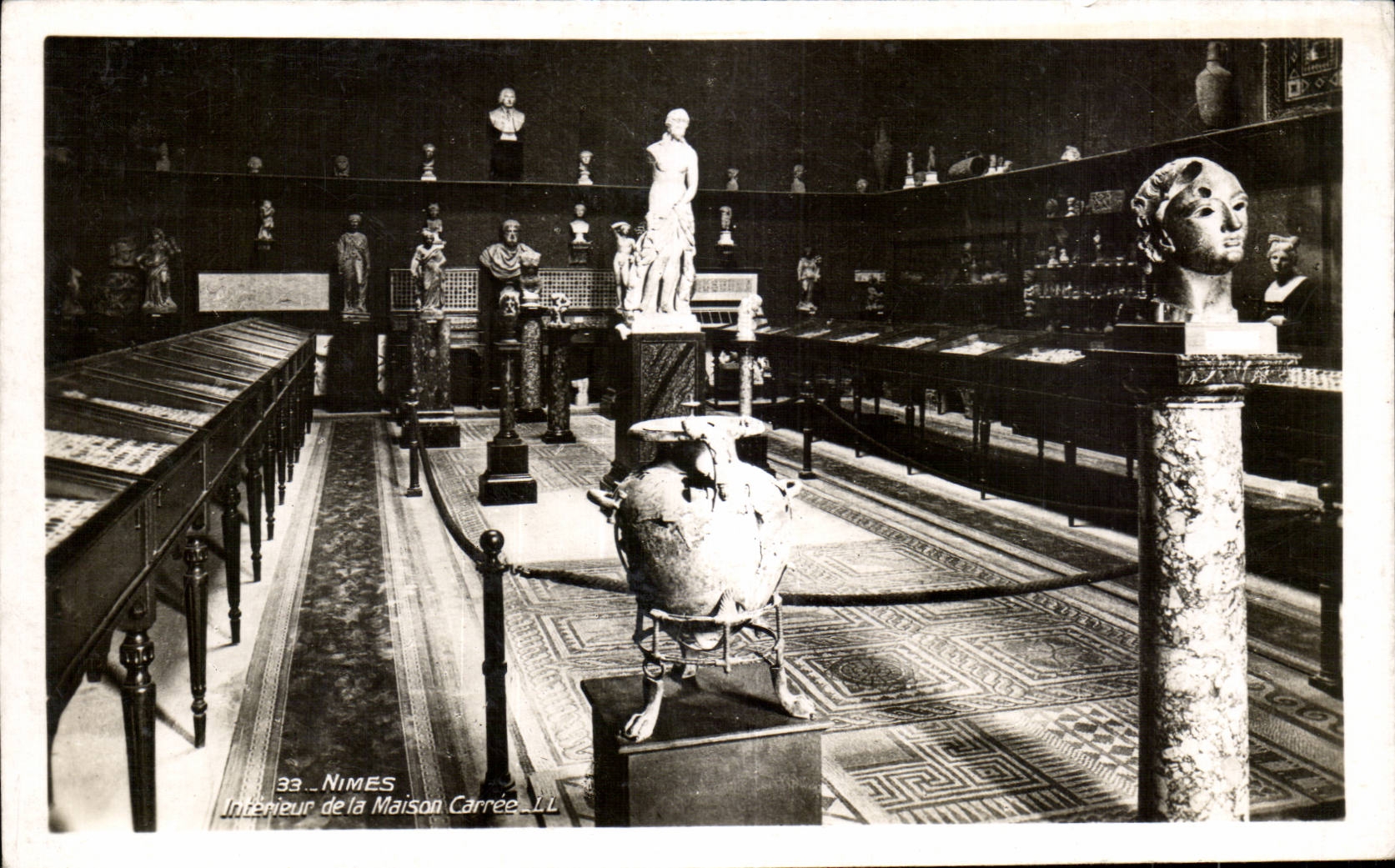 CPA Nimes Interieur de la Maison Carree