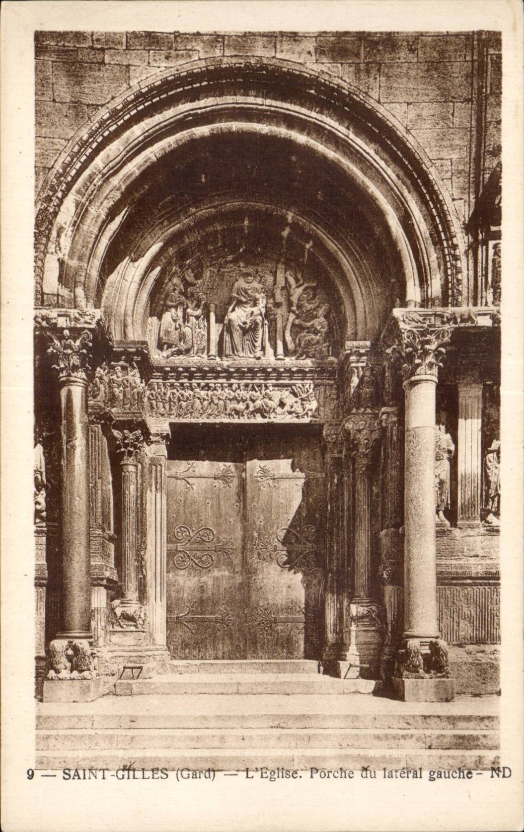 CPA Saint Gilles Gard L Eglise Porche du lateral gauche