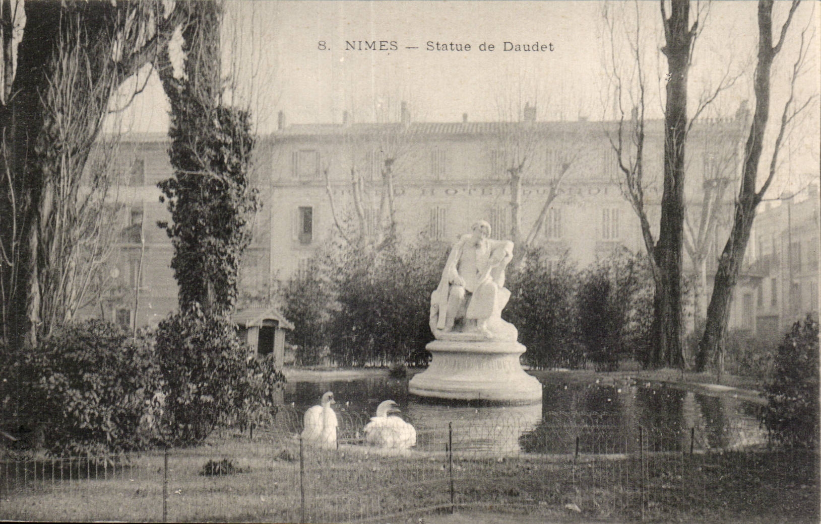 CPA Nimes Statue de Daudet Cygne Swan