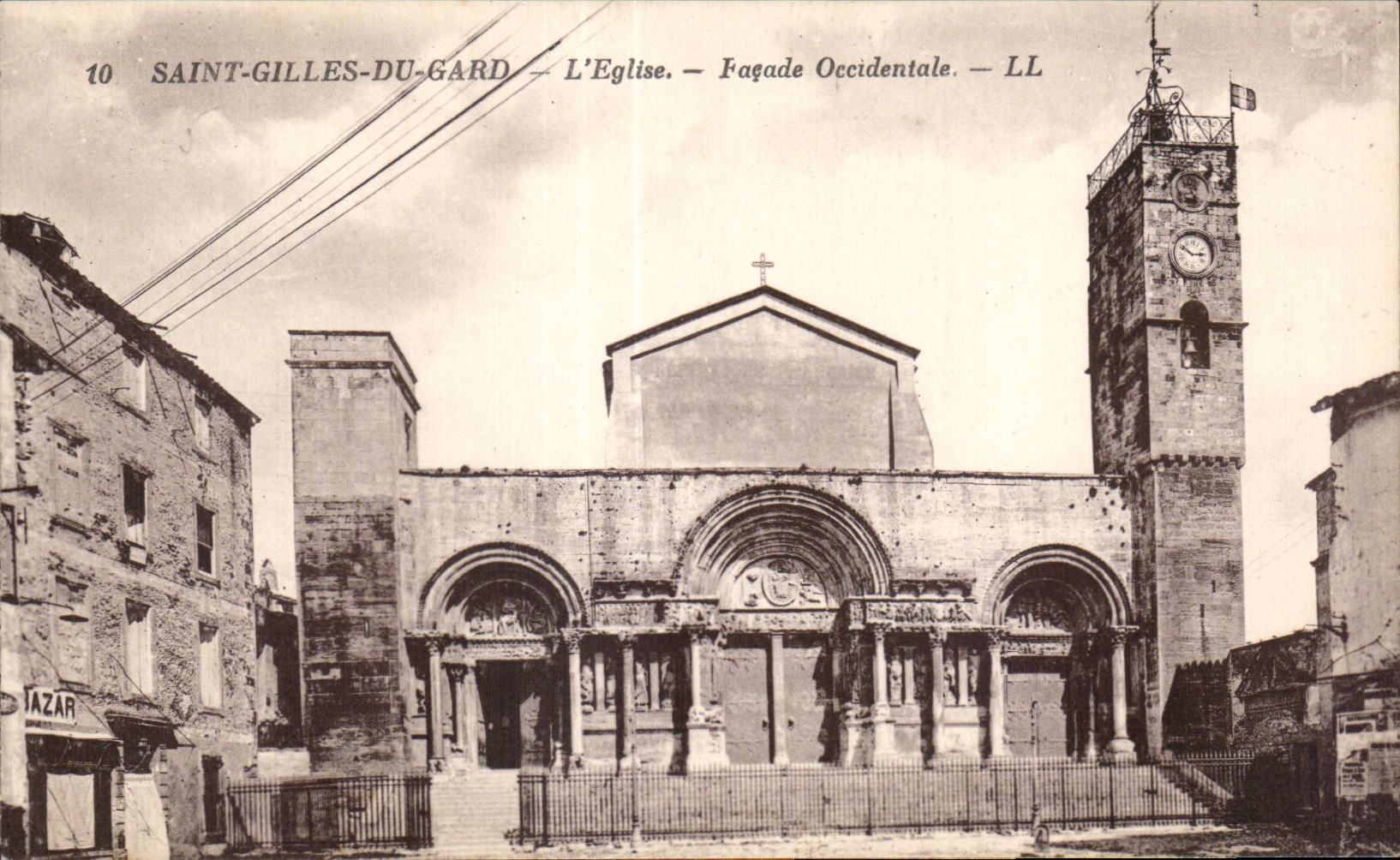 CPA Saint Gilles du Gard L Eglise Faqade Occidentale