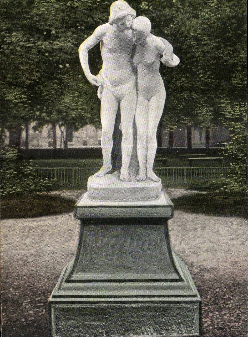 CPA Nimes vers l amour Statue 