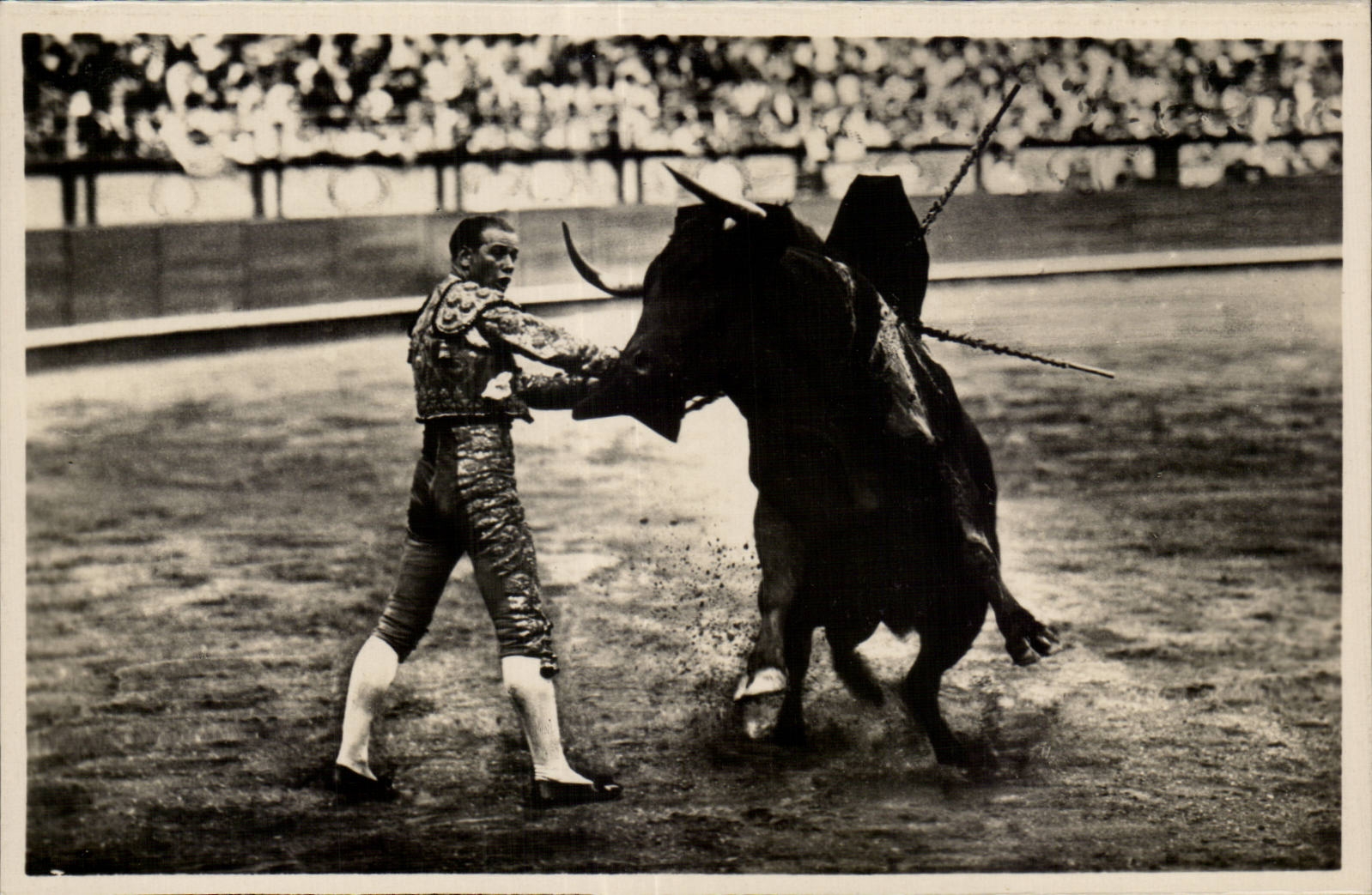 CPA Corrida Un Pase de Muleta Le matador en action