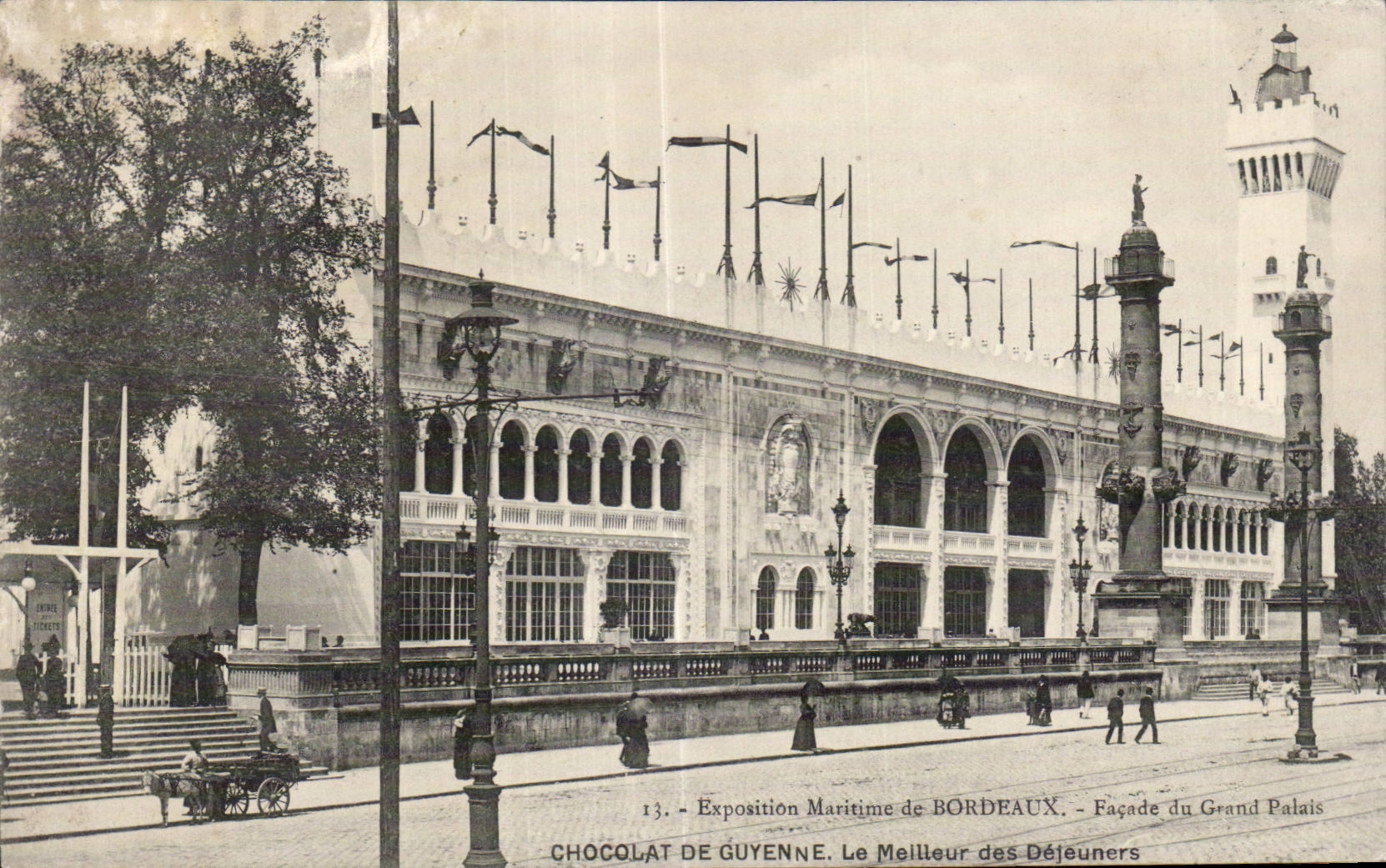 CPA Exposition Maritime de Bordeaux Facade du Grand Palais Chocolat de Gueyenne Le Meilleur des Dejeuners