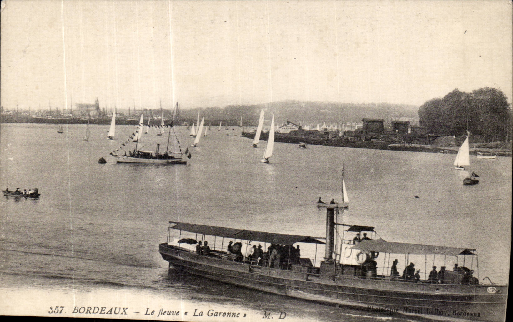 CPA Bordeaux Le fleuve La Garonne Bateau