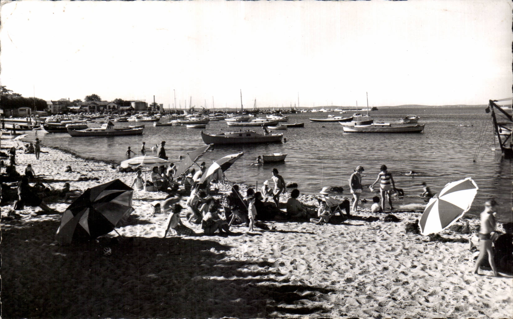 CPSM Arcachon Place d Eyrac et port de peche