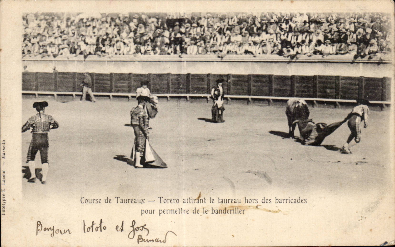 CPA Corrida Taureau Course de taureaux Torero attirant le taureau hors des barricadespour permettre de la banderiller