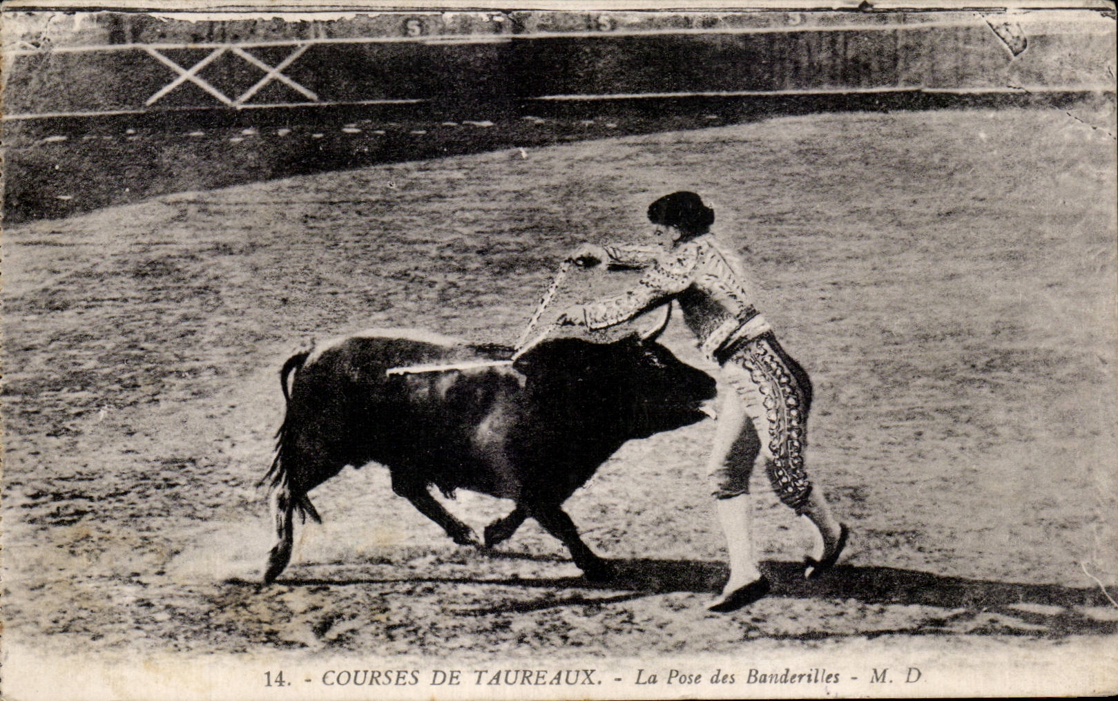 CPA Corrida Taureau Course de taureaux La pose des banderolles