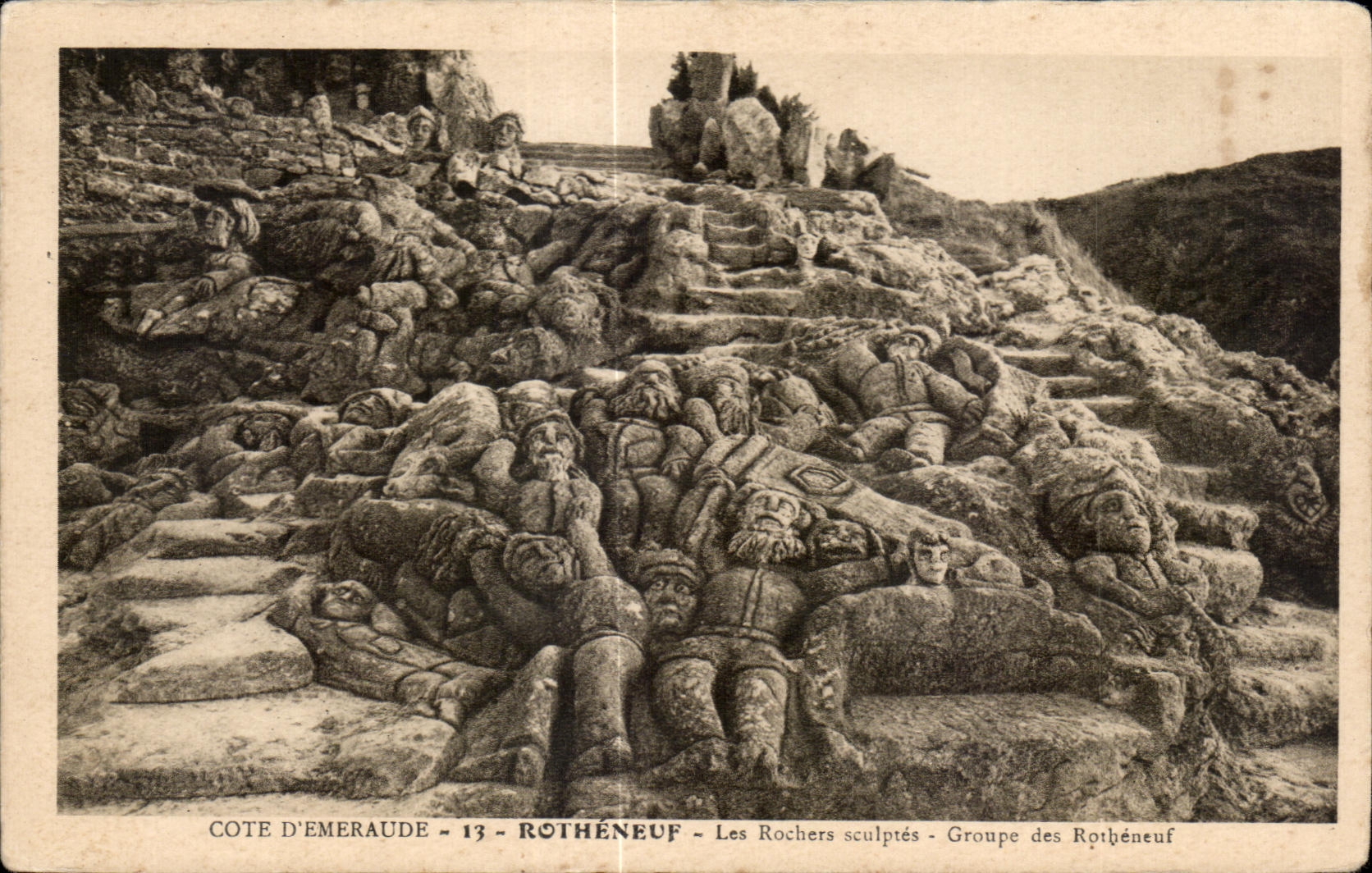 CPA Rotheneuf Cote D Emeraude Entree des Rochers Sculptes l Egyptien face aux flots