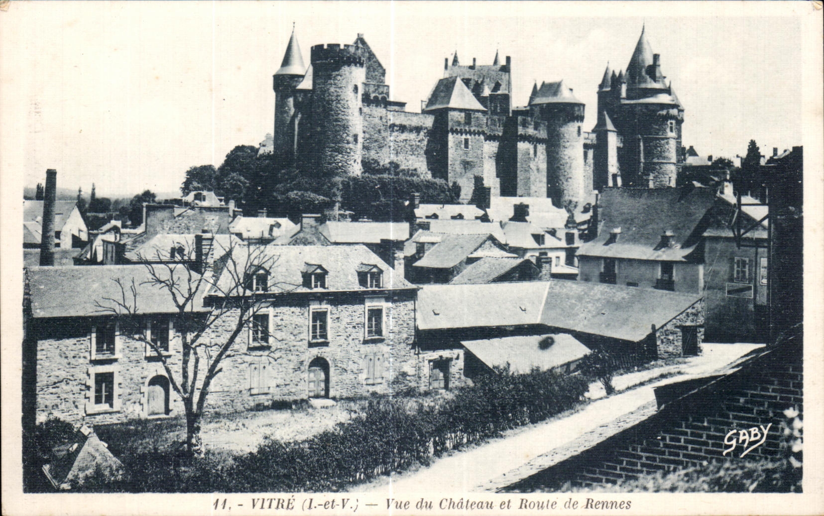 CPA Vitre Vue du Chateau et Route de Rennes