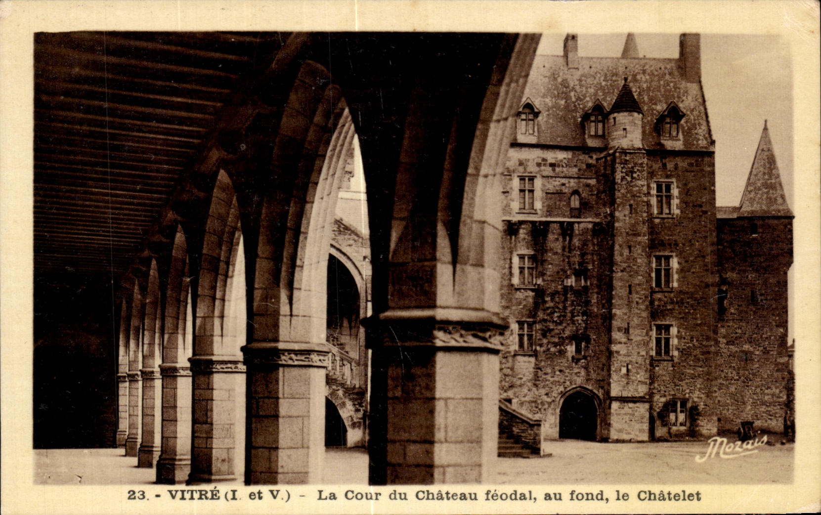 CPA Vitre La Cour du Chateau feodal au fond le Chatelet