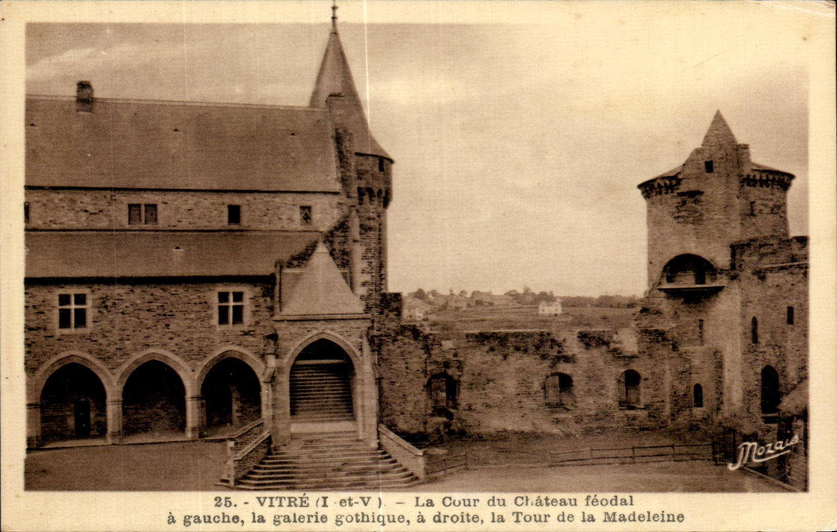 CPA Vitre La Cour du Chateau feodal a gauche la galerie gothique
