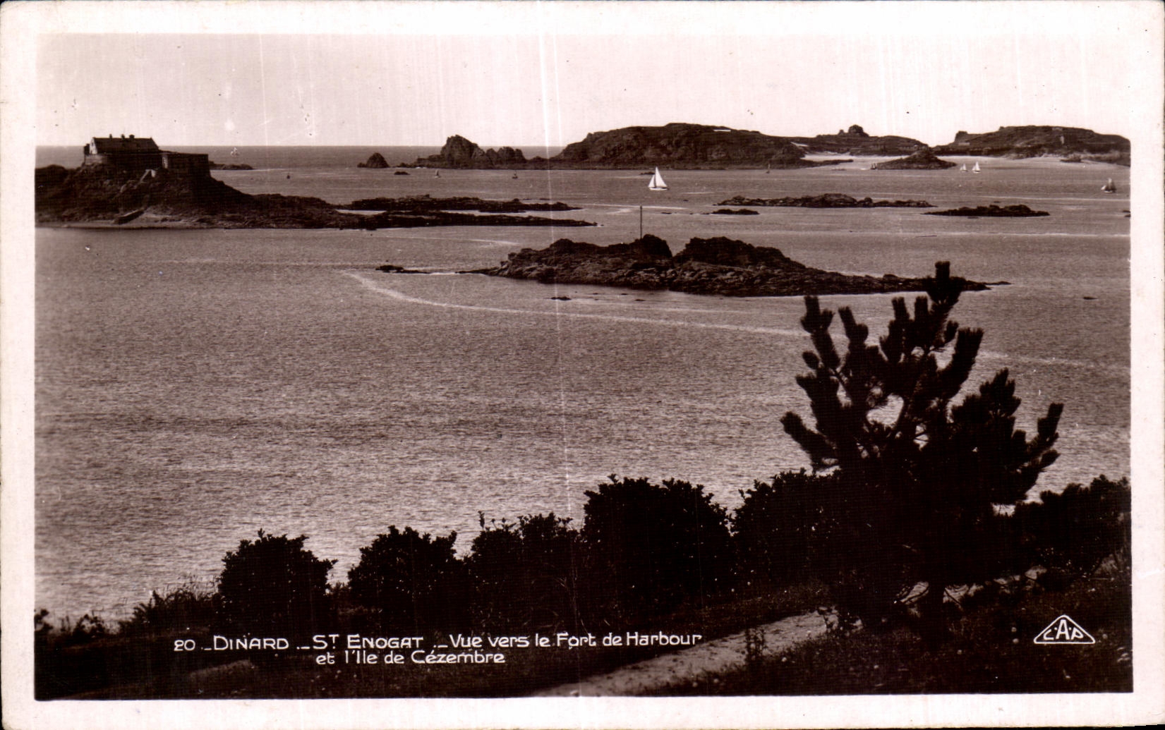 CPA Dinard St Enogat Vue vers le Fort de Harbour et I lle de