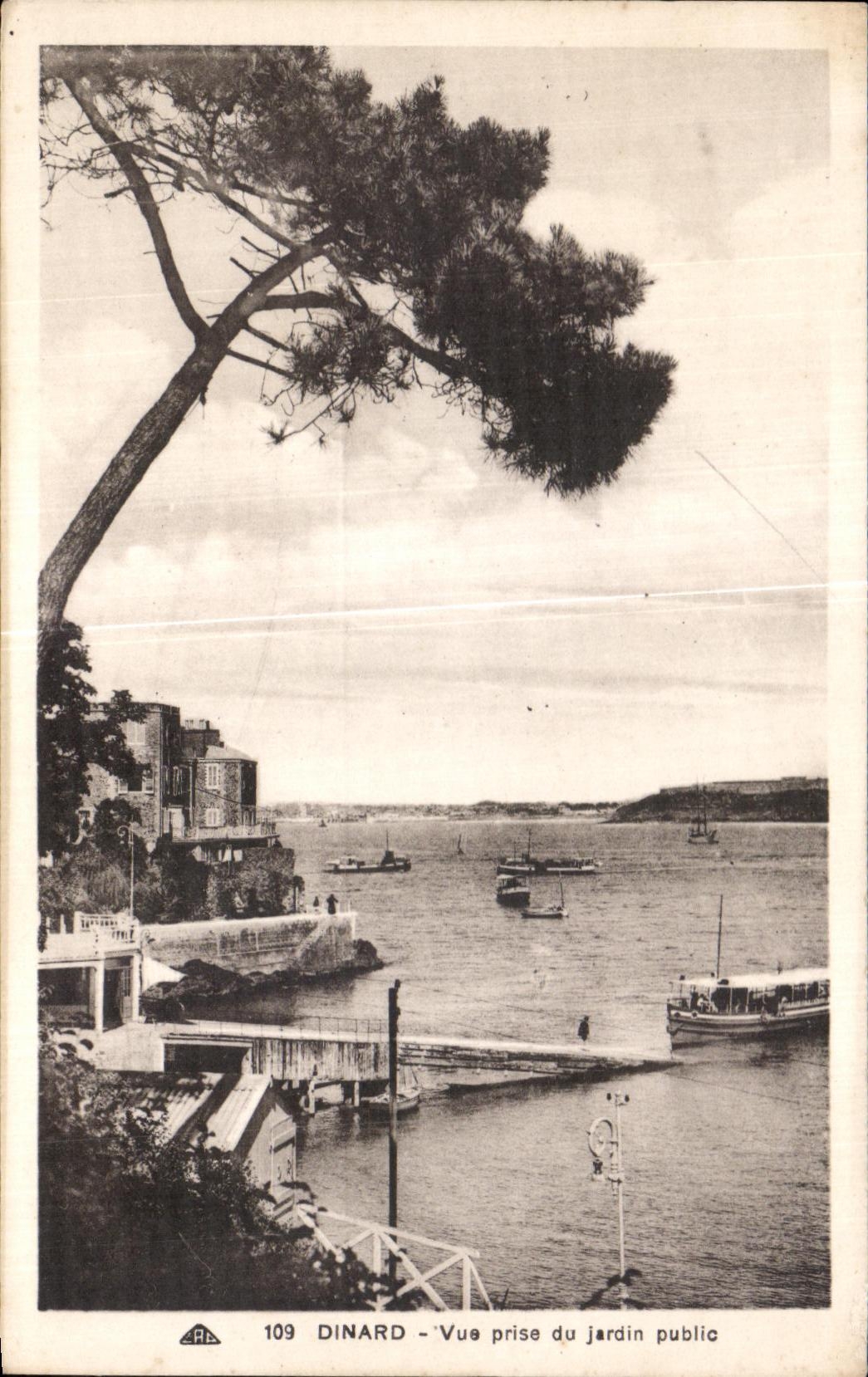 CPA Dinard Vue prise du jardin public