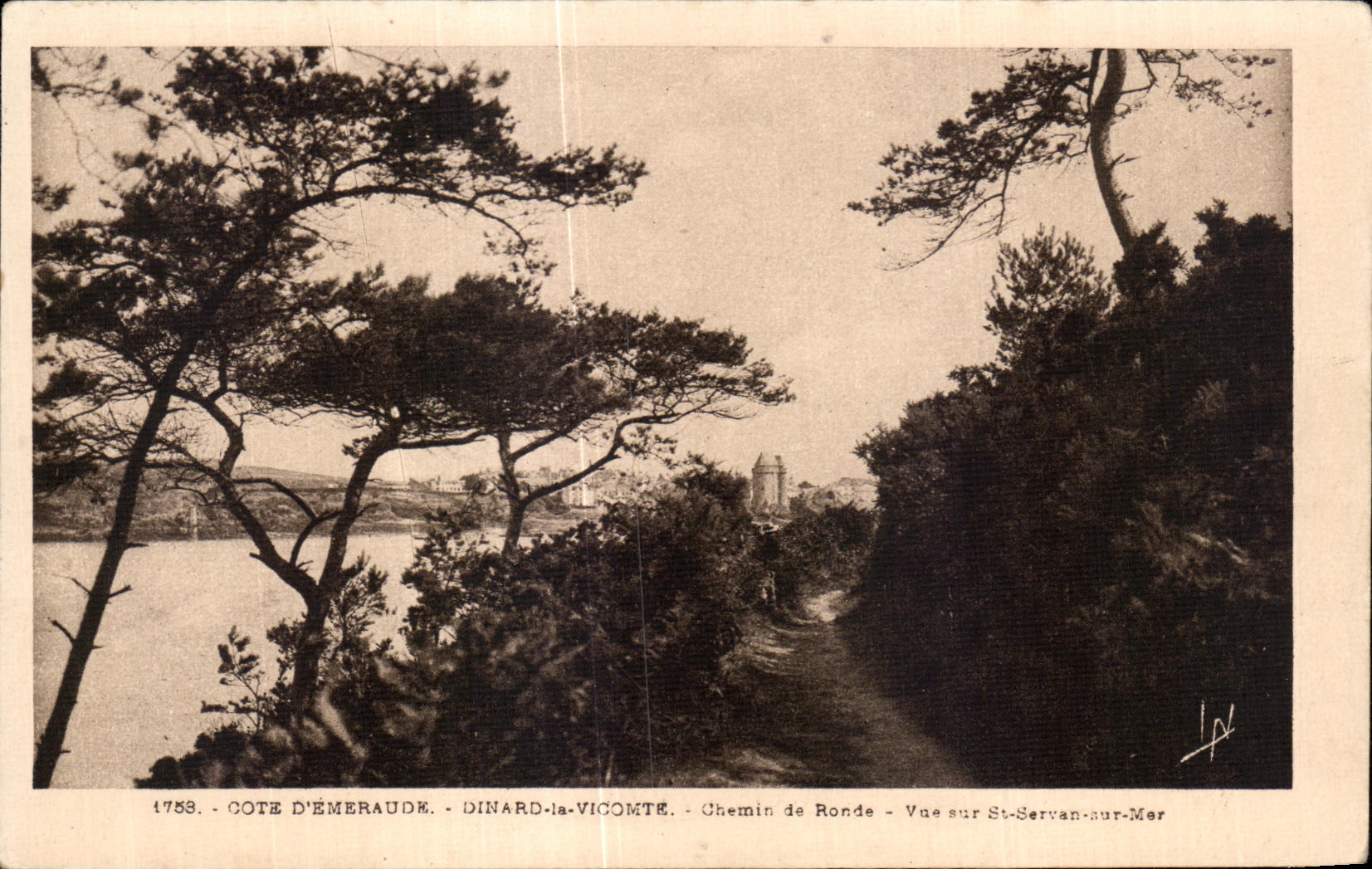 CPA Dinard la Vicomte Chemin de Ronde Vue sur St Servan