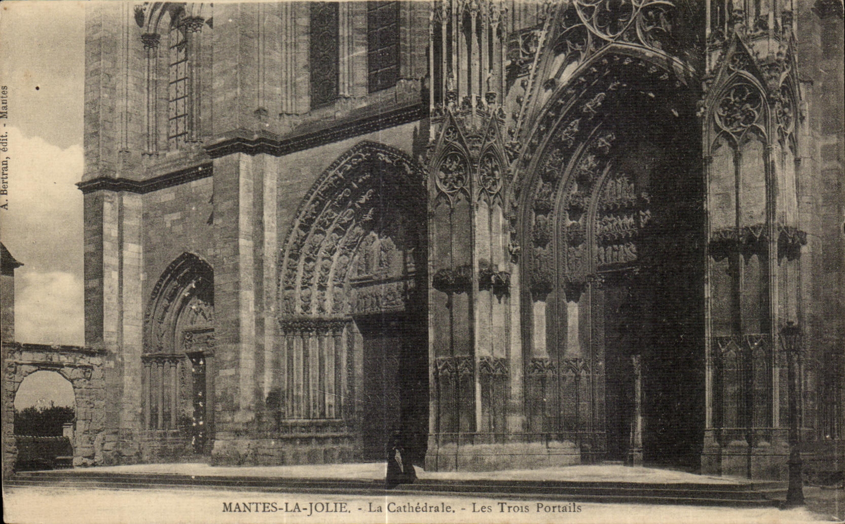 CPA Mantes La Joile La Cathedrale les Trois Portails