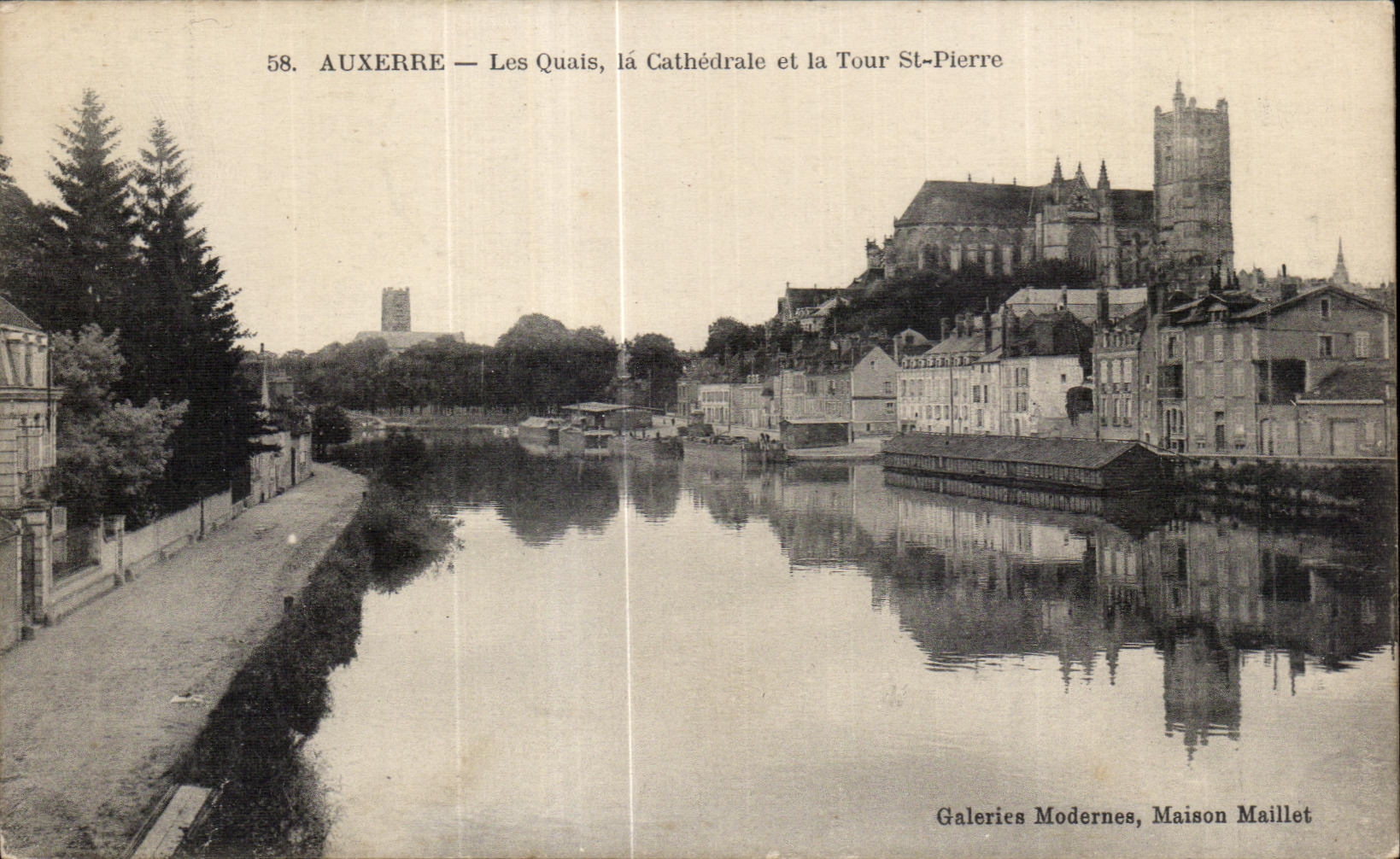 CPA Auxerre Les Quais la Cathedrale et la Tour st Pierre