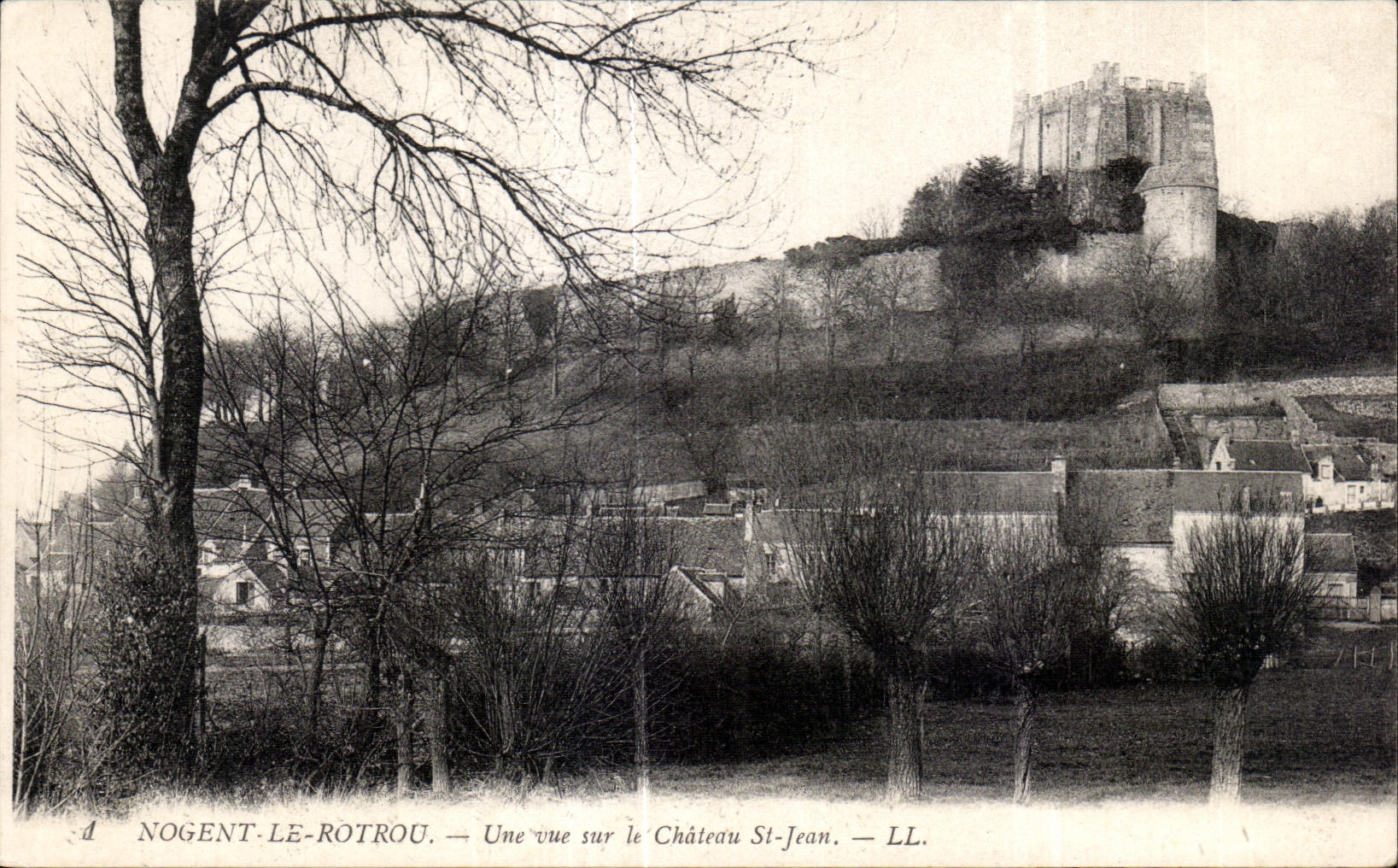 CPA Nogent Le Rotrou Une vue sur le Chateau St Jean