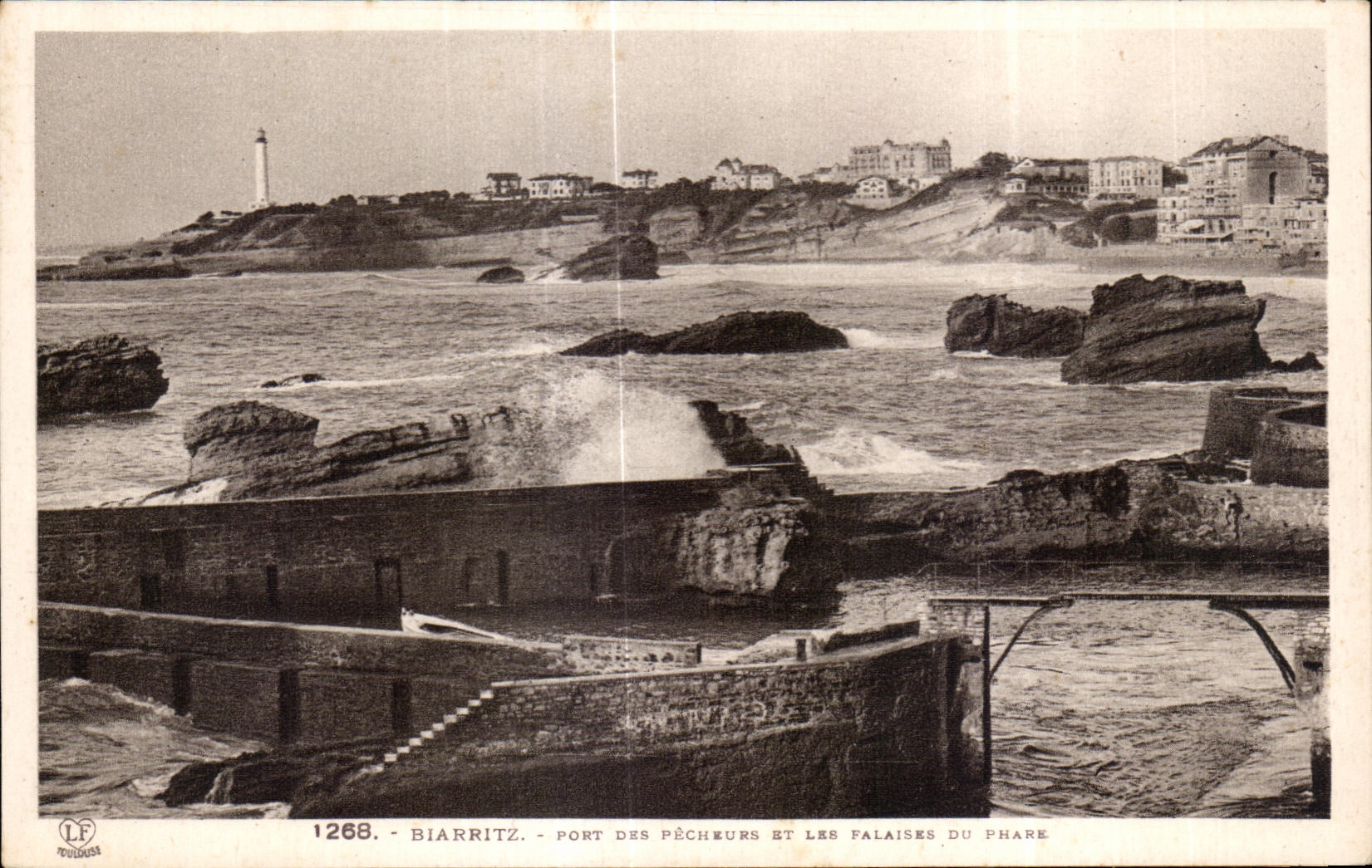 CPA Biarritz Pont des Pecheurs et les falaises du phare