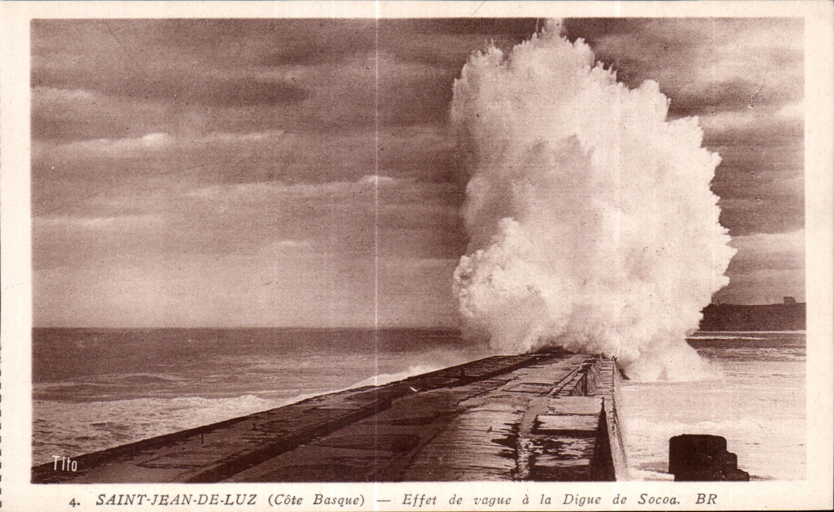 CPA Saint Jean De Luz (Cote Basque) Effet de vague a la Digue de Scoa