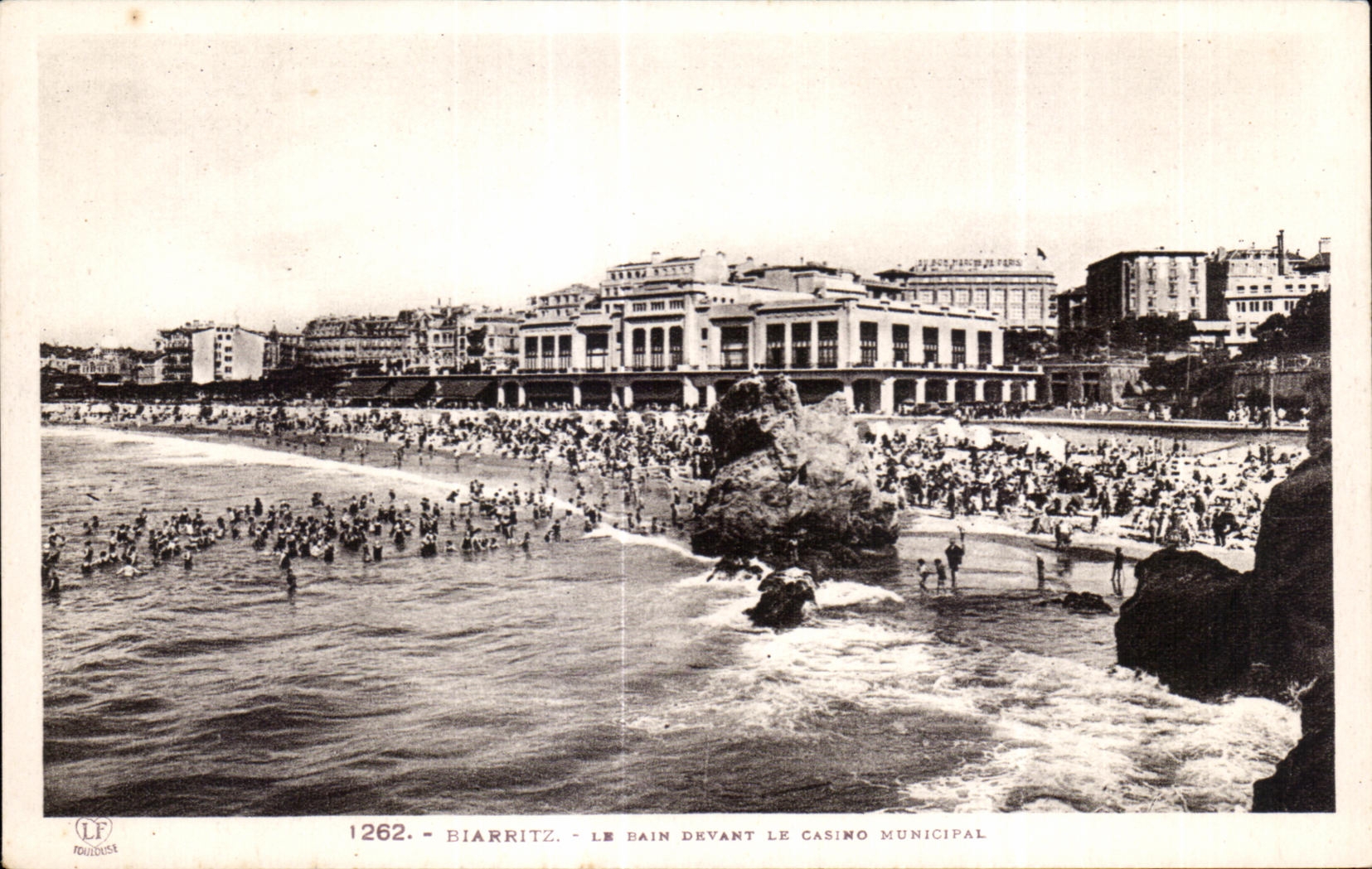 CPA Biarritz La Bain Devant le Casino Municipal