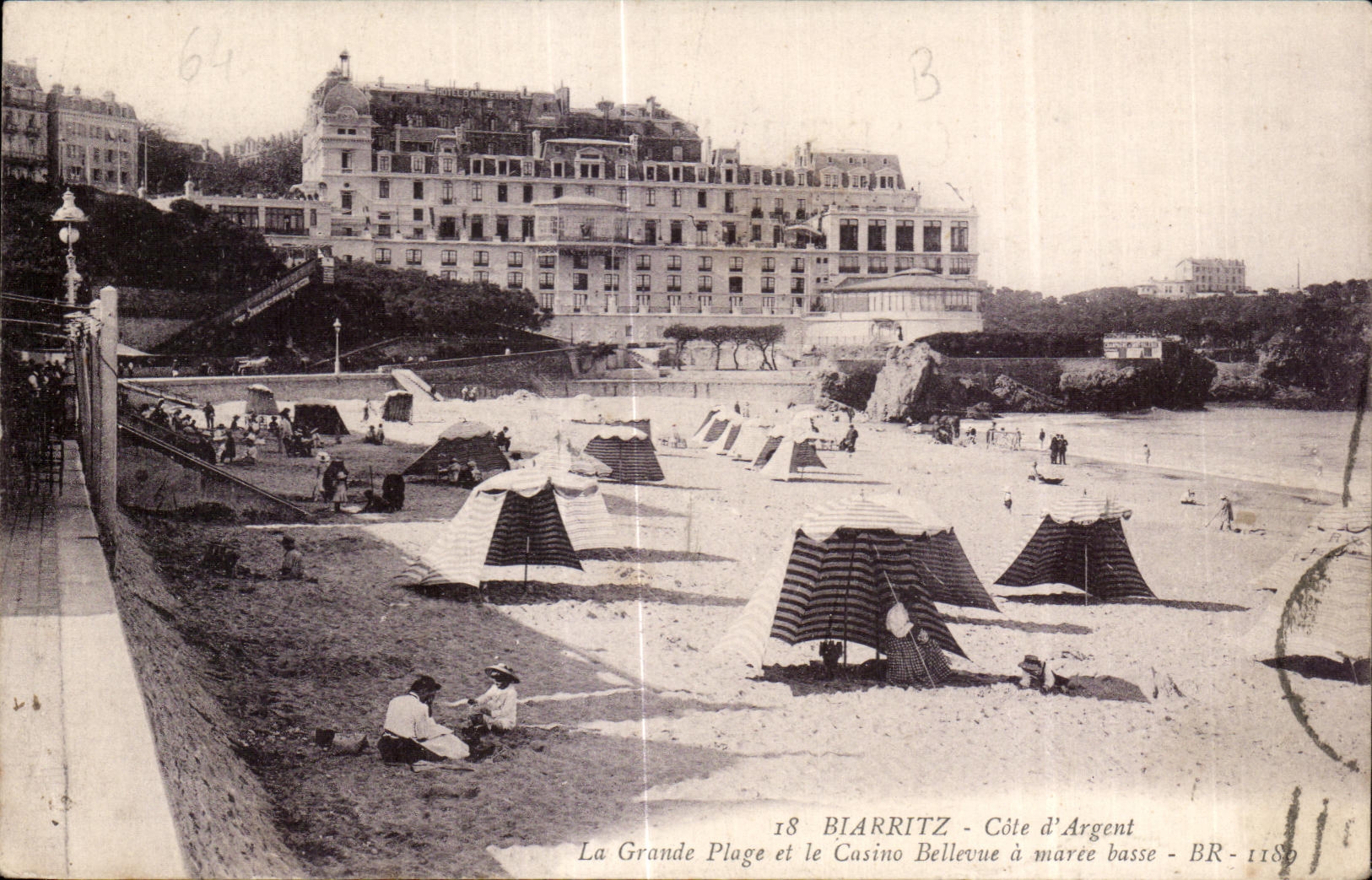 CPA Biarritz Cote d Argent La Grande Plage et le Casino Bellevue a maree basse