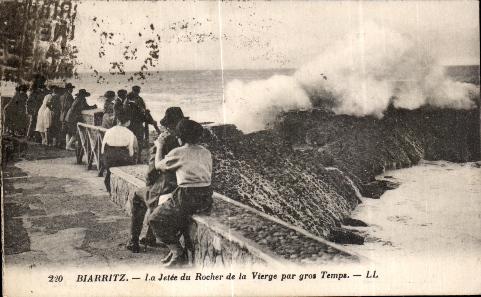 CPA Biarritz La Jetee du Rocher de la Vierge par gros Temps