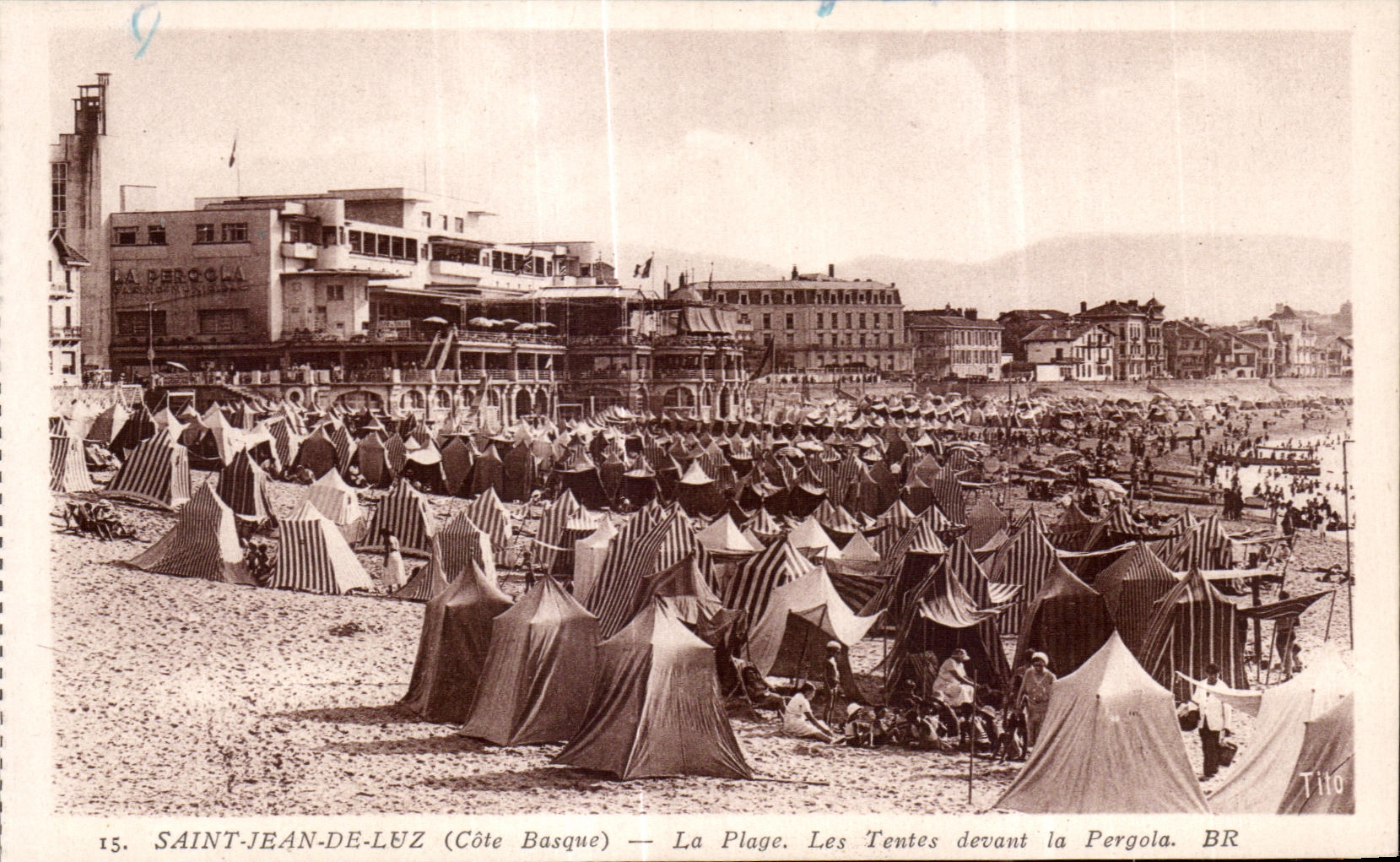 CPA Saint Jean De Luz (Cote Basque) La Plage Les Tentes devant la Pergola