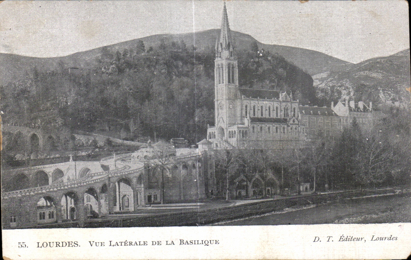 CPA Lourdes Vue Laterale De La Basilique