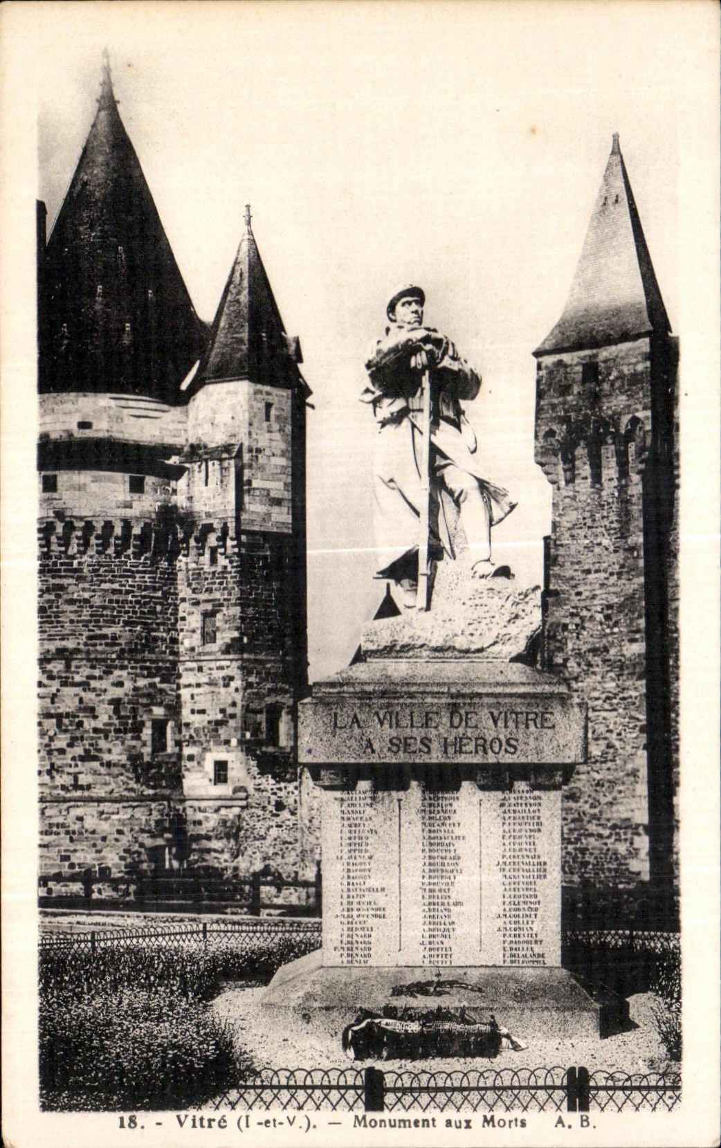 CPA Vitre Monument aux Morts Militaria Poilu
