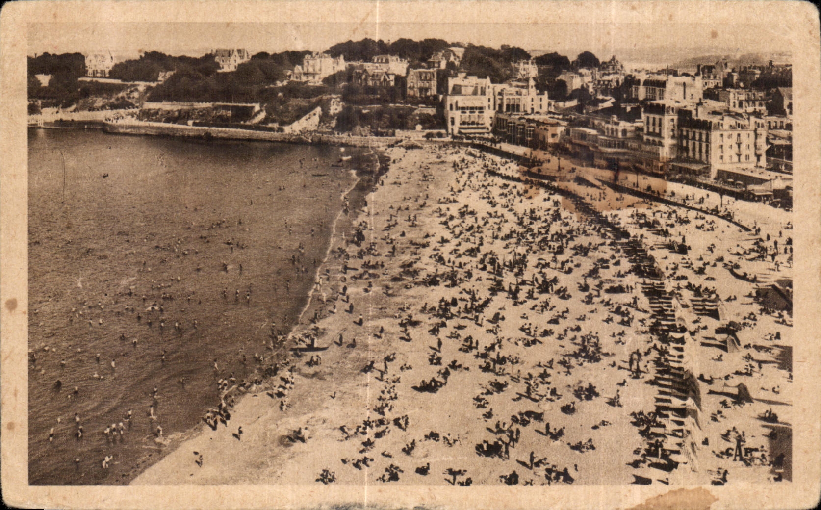 CPA Dinard La Plage a I heure du bain Vue prise du Crystal Hotel