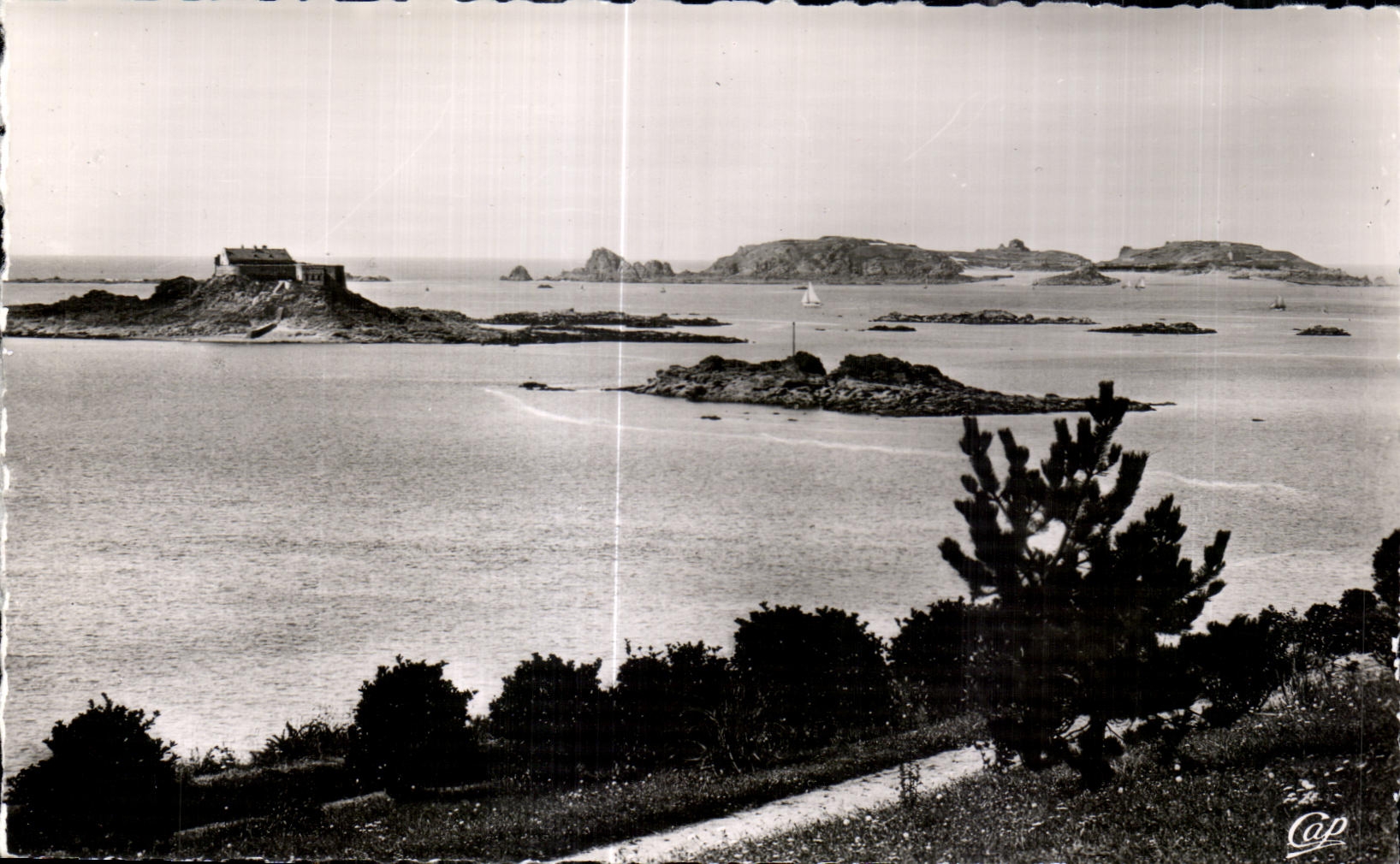 CPA Dinard Vue vers le Fort de Harbour et I lle de Cezembre