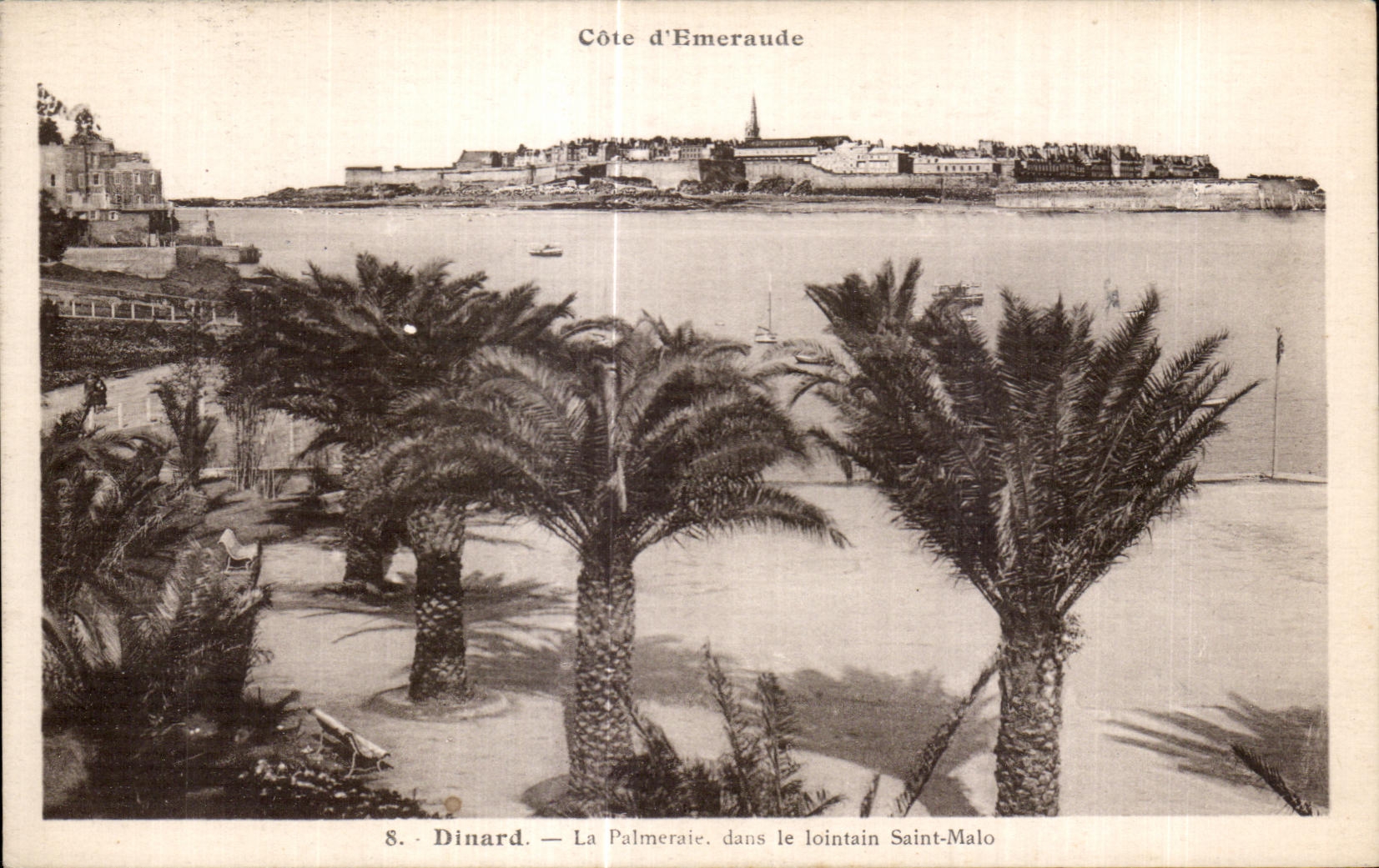 CPA Dinard La Palmeraie dans le lointain Saint Malo