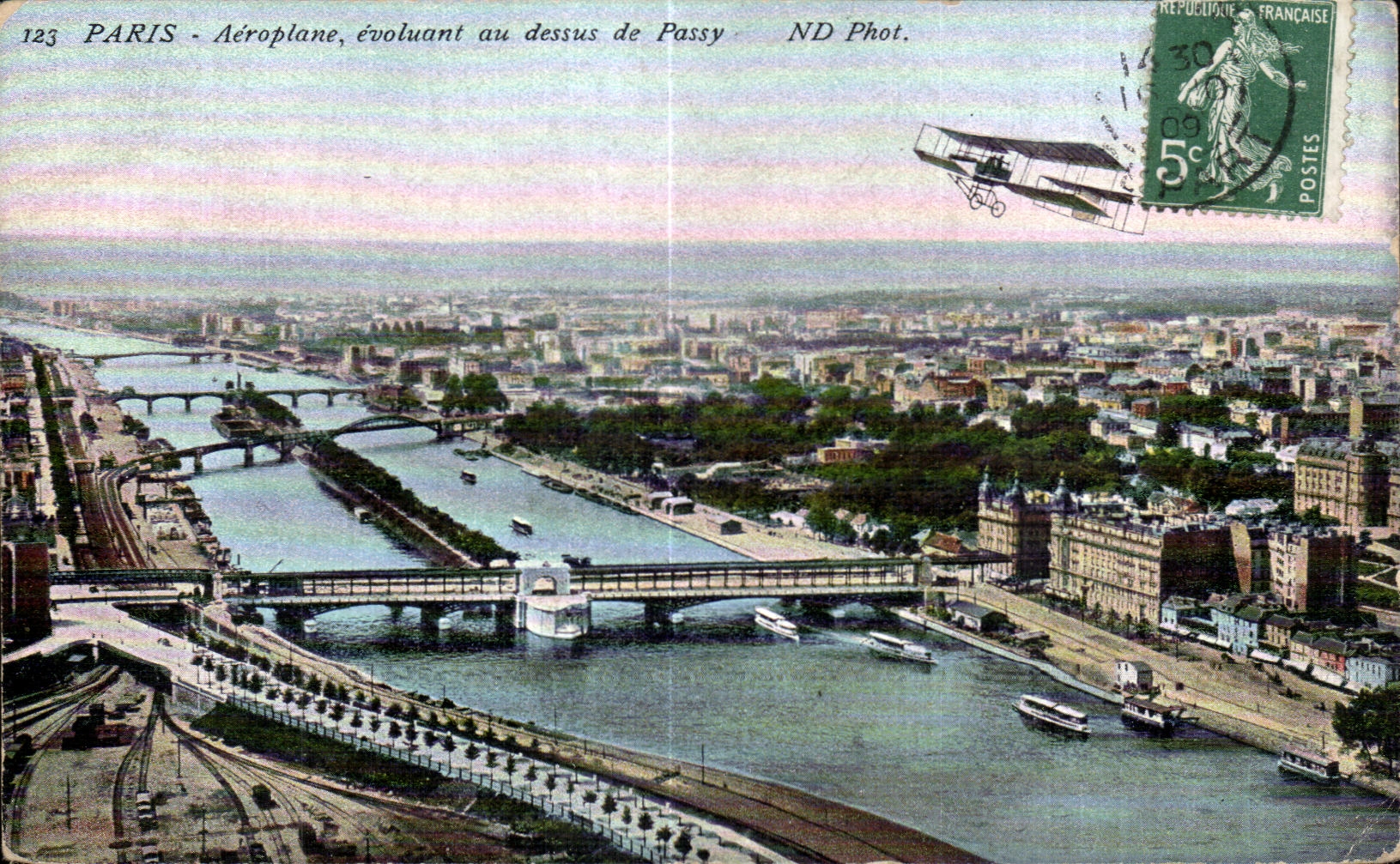 CPA Paris Aeroplane evoluant au dessus de Passy Avion