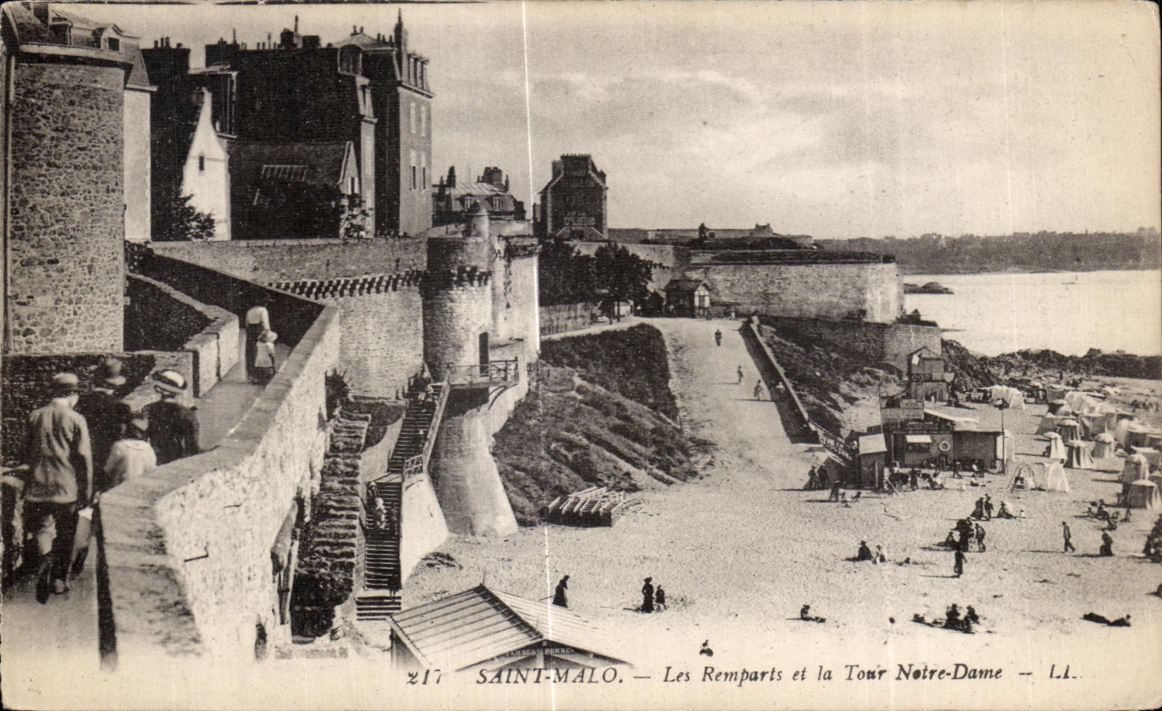 CPA Saint Malo Les Remparts et la Tour Notre Dame