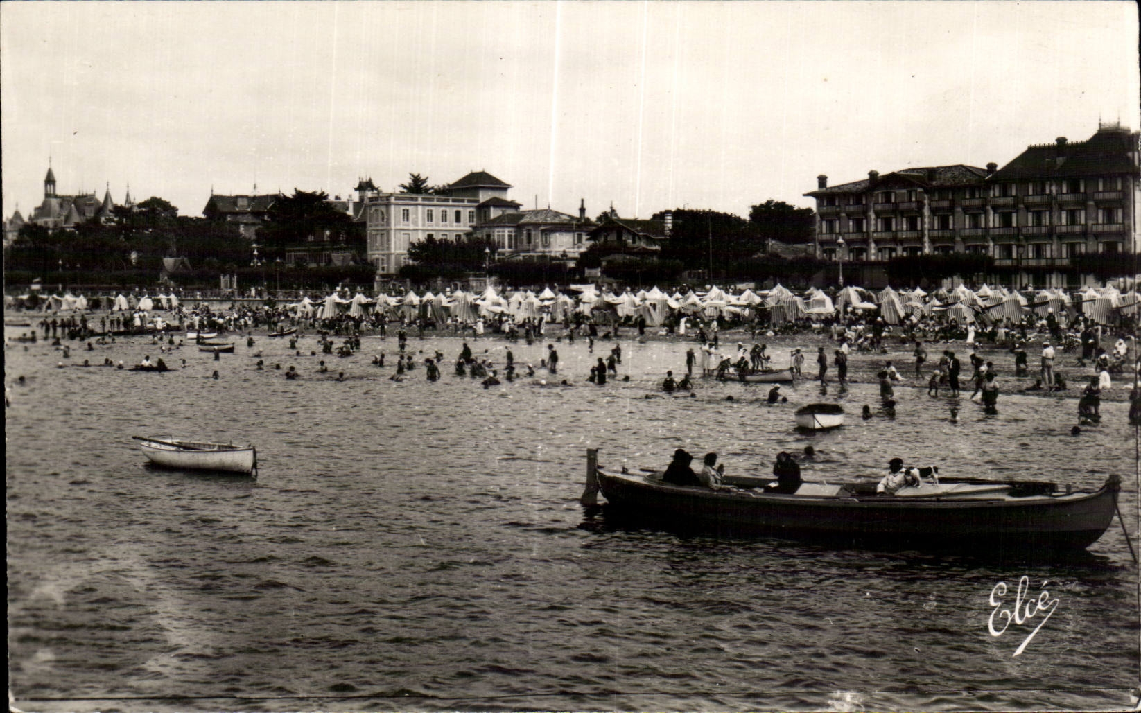 CPA Arcachon La plage a l heure du bain vers le casino