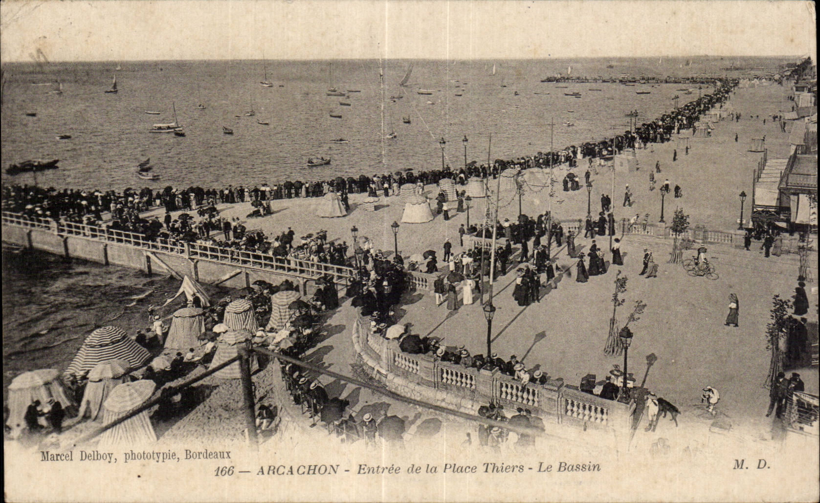 CPA Arcachon Entree de la place Thiers Le bassin