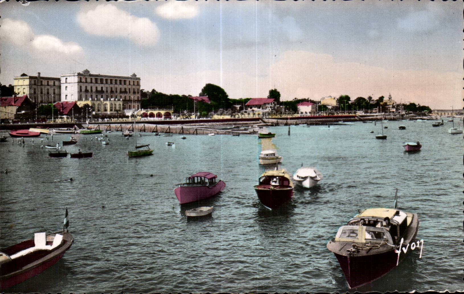 CPSM Arcachon Un coin du port et le grand hotel vus de la jetee promenade