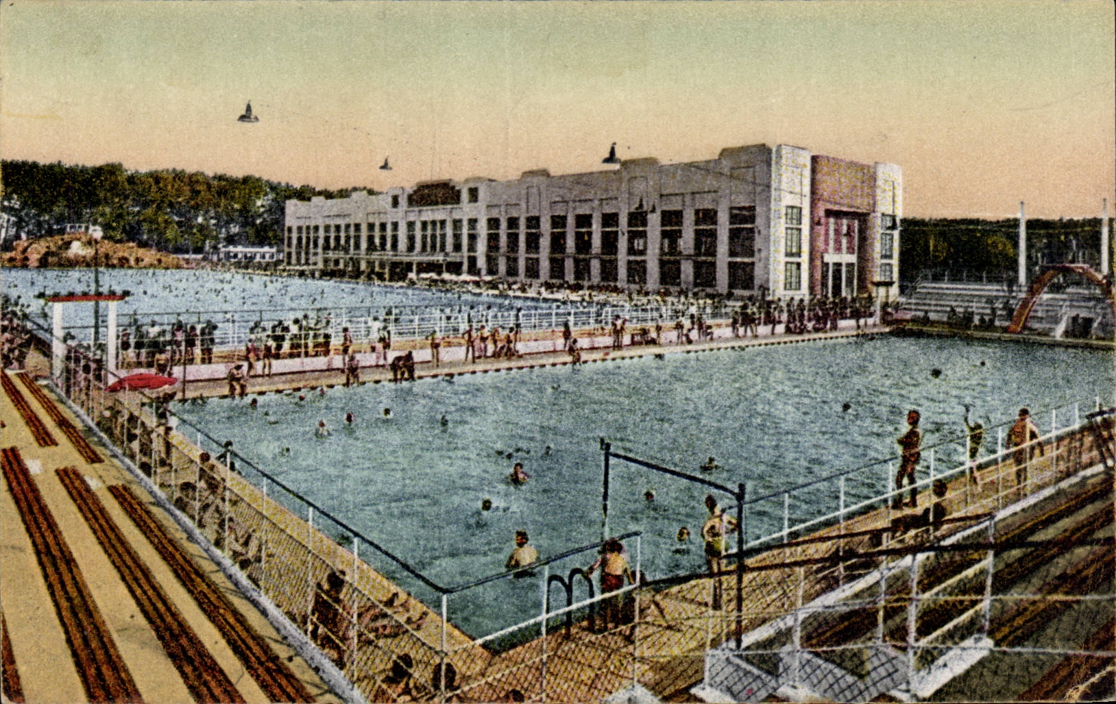 Vista publica grande de la piscina de CPA Toulouse junto de los dos lavabos