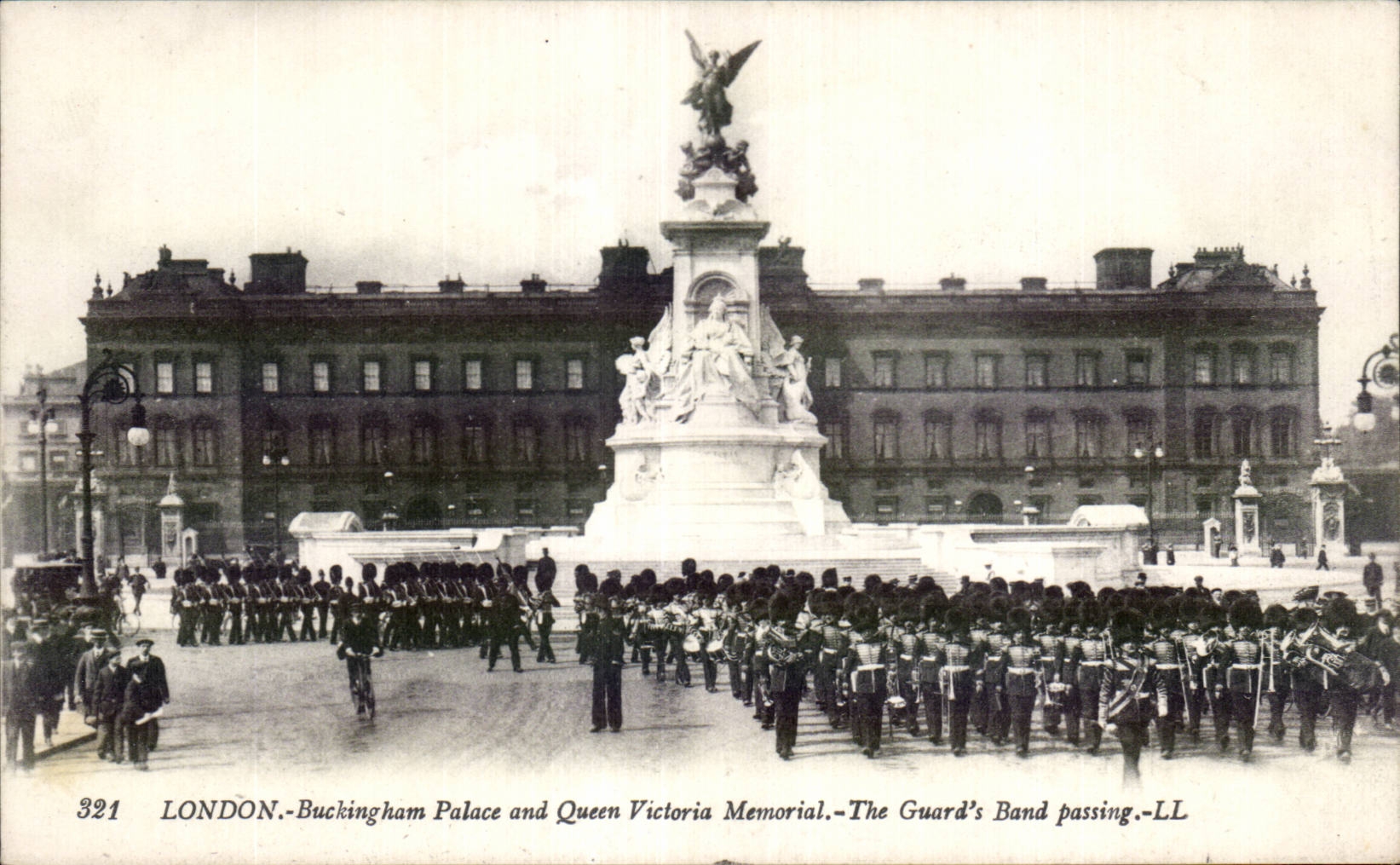 CPA London Buckking De luxe hotel and Queen Victoria Memorial The Guard S Band Passing