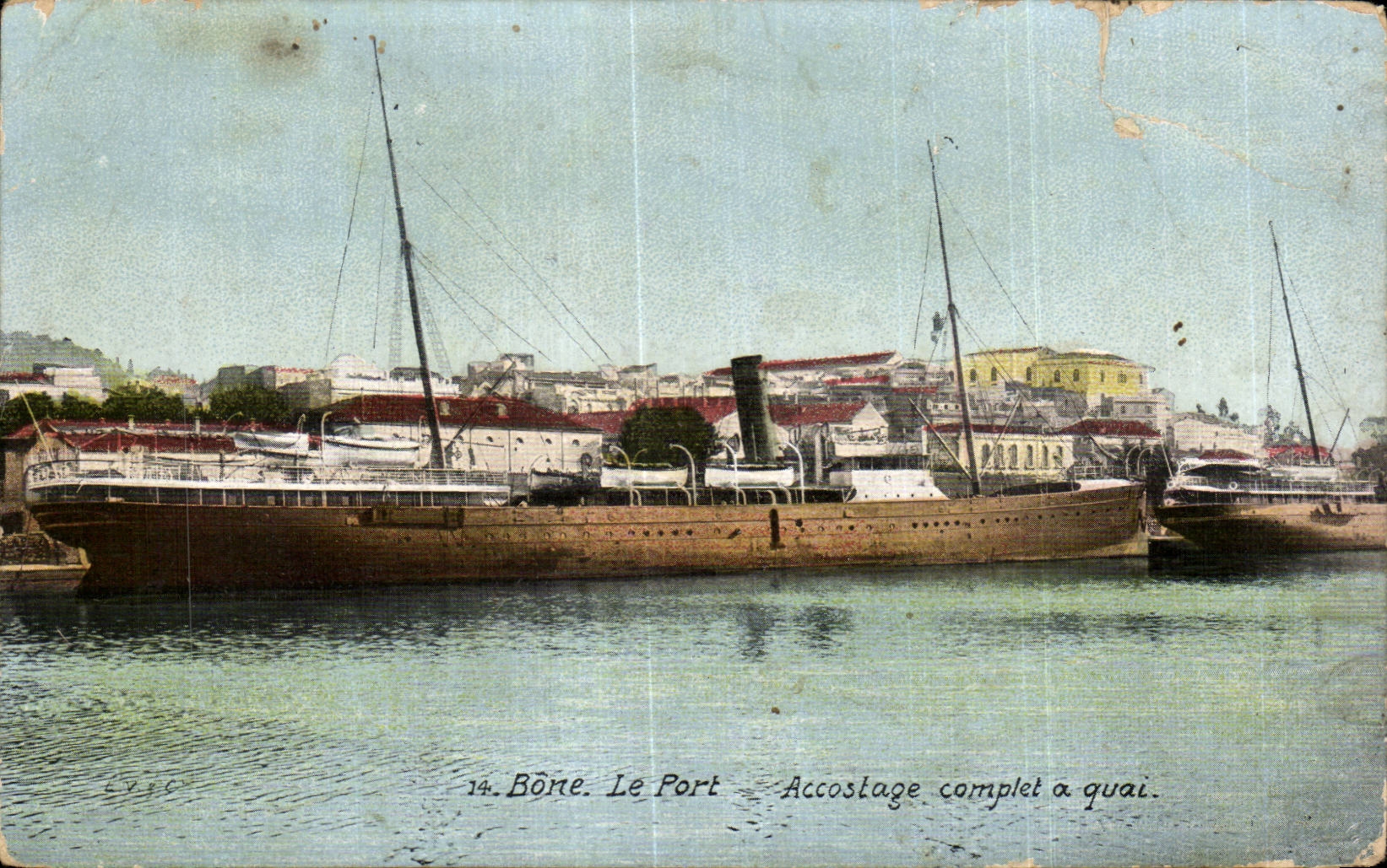 CPA Bateau Algerie Bone le Port Accostage complet a quai