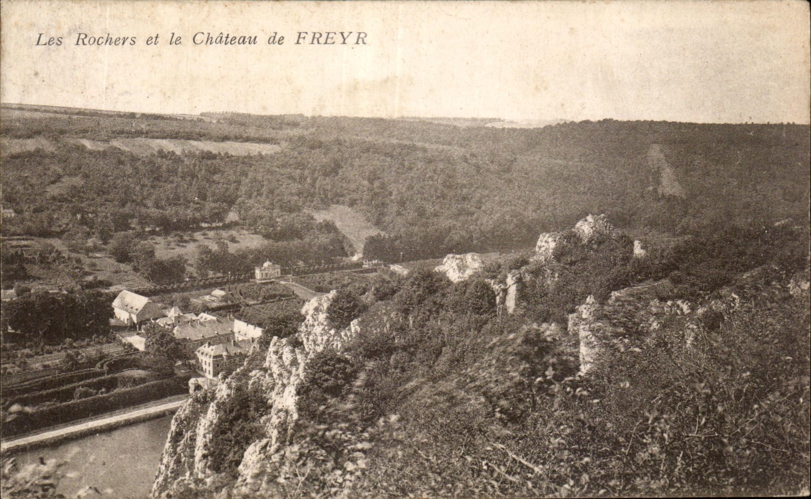 CPA Les Rochers et la Chateau de Freyr