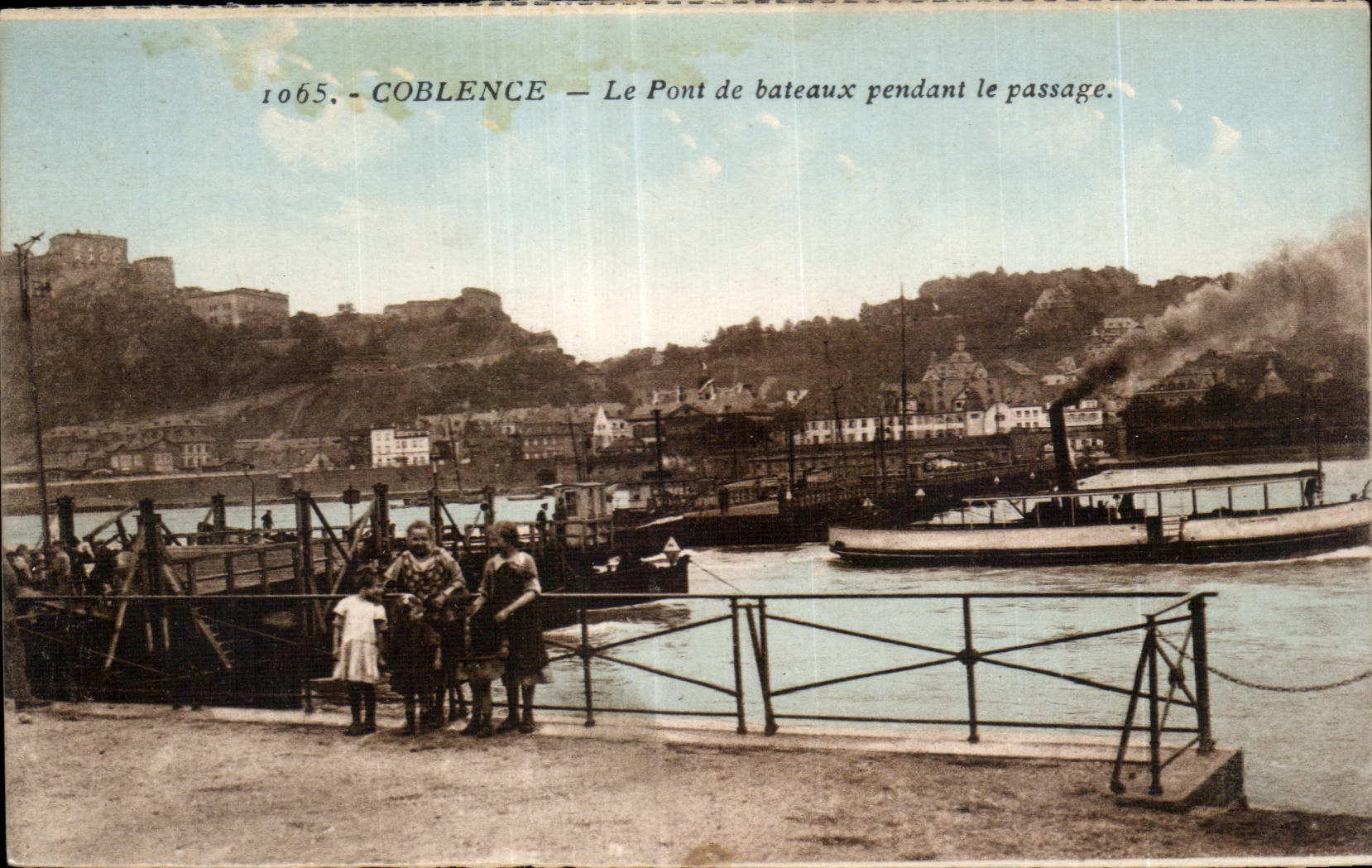 CPA Coblence Le Pont de bateaux pendant le passage