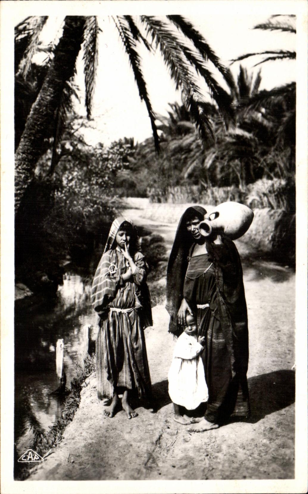 Escenas de CPA Argelia que llevan estAndar y el agua