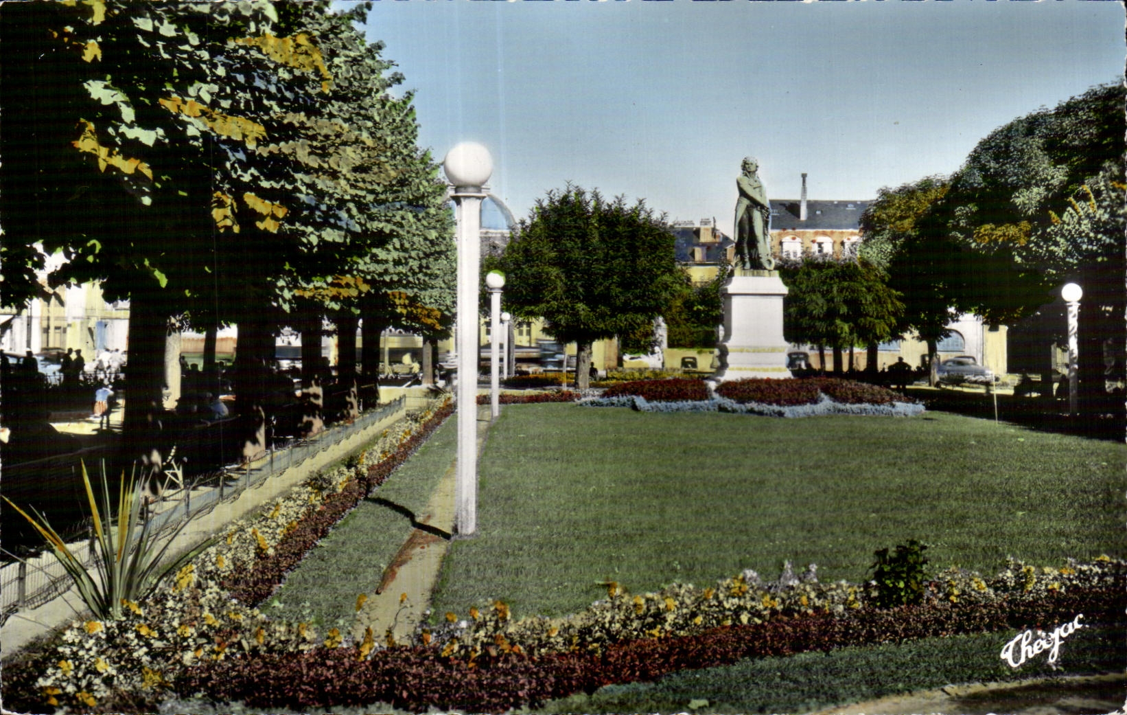 CPA la Viena Limoges el jardin publico y el Staute del Jourden forman
