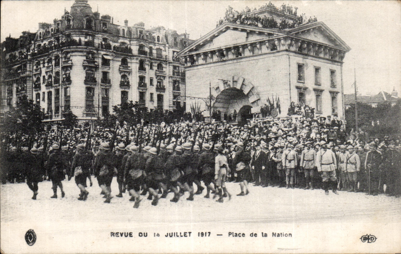 CPA Militaria Revue du 14 juillet 1917 Place de la Nation Paris
