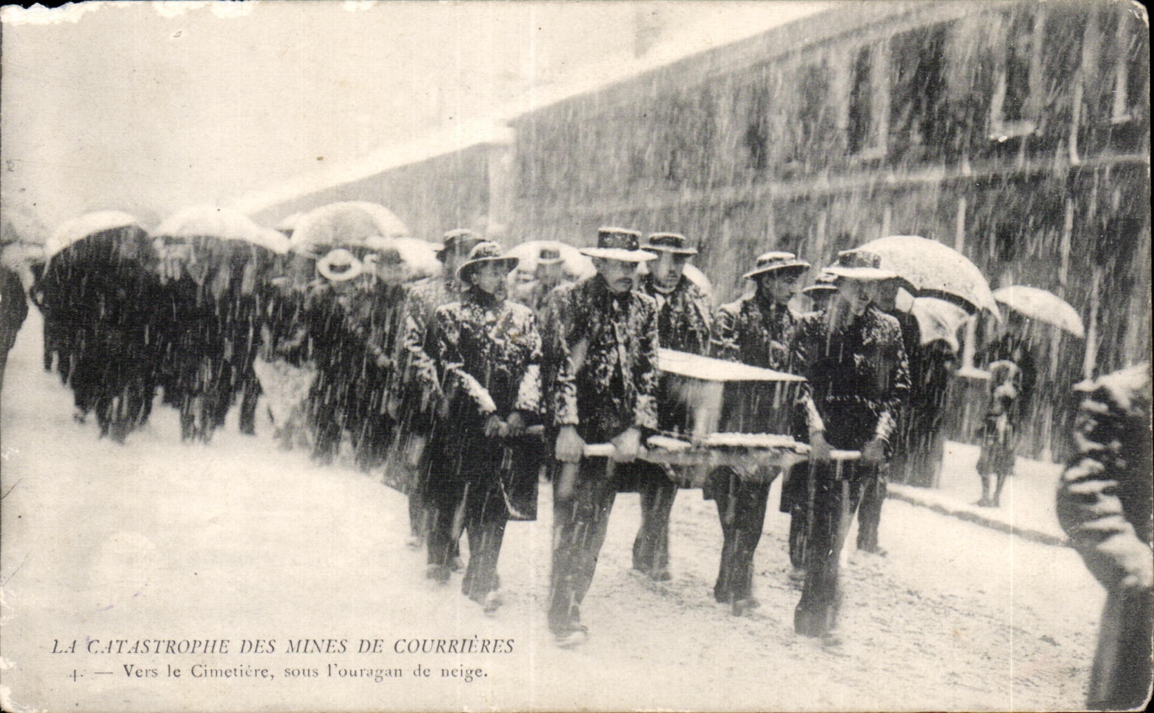 CPA Catastrophe of the mines of Courrieres Towards the cemetery under hurricane of snow