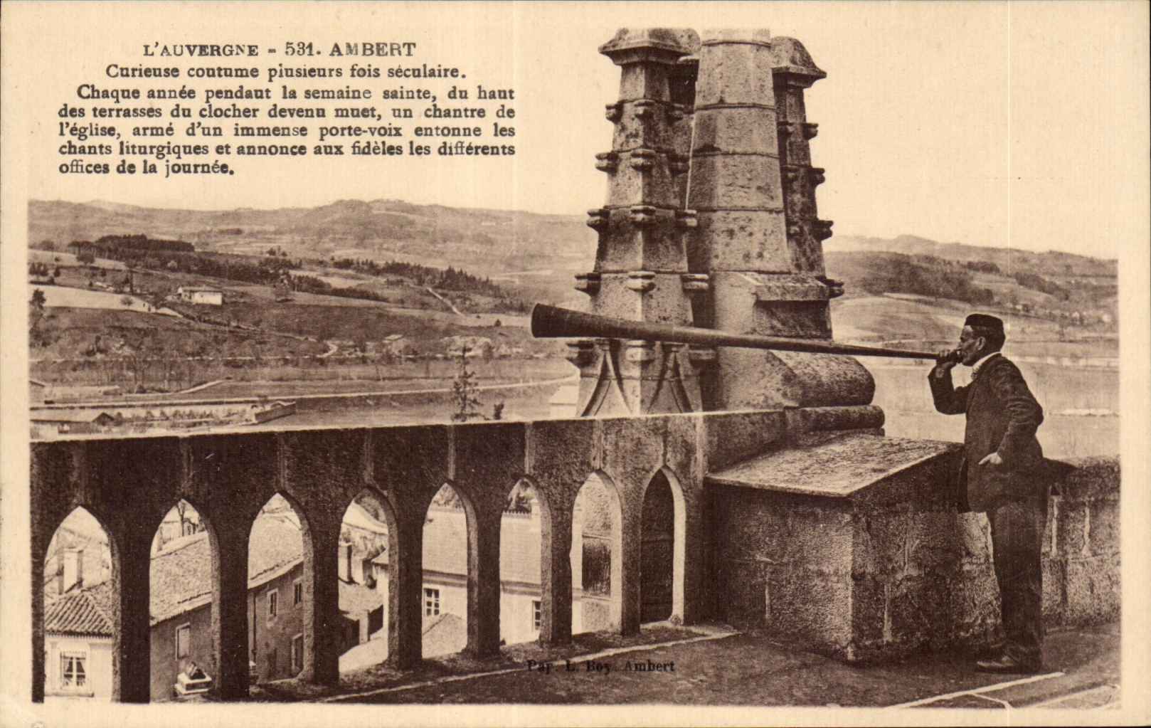 CPA Auvergne Ambert Curieuse habit Misleads