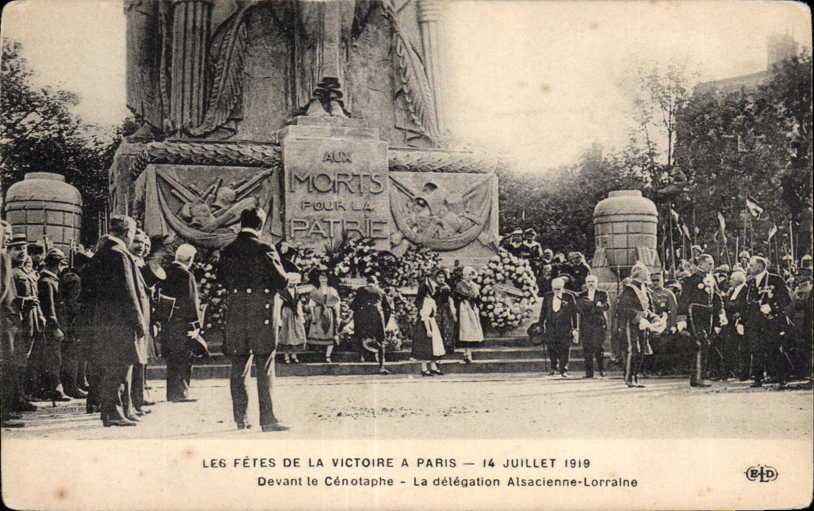 CPA the Festivals Of the Victoire has Paris July In front of the cenotaph the delegation Lorraine Alsacienne Militaria
