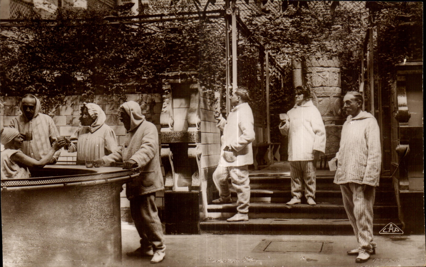 CPSM the Mount Gilds Madeleine Source and baths of feet of the Ladies