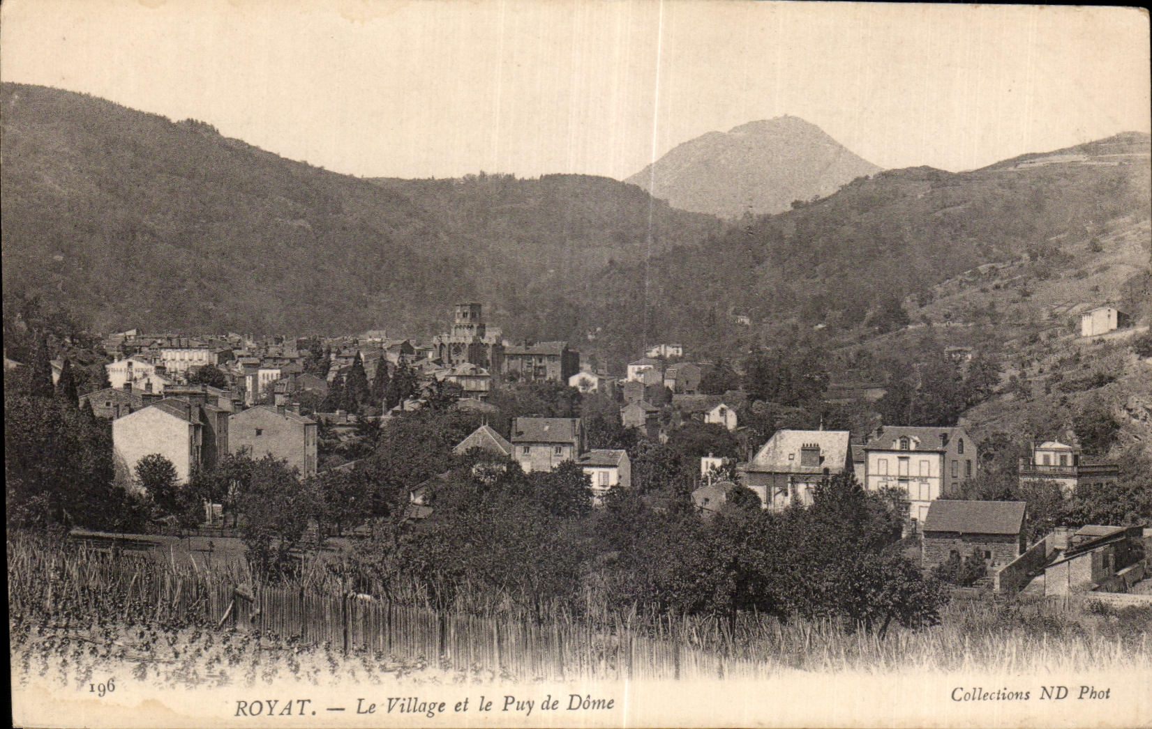 Riom - La Village et le Puy de Dom - CPA